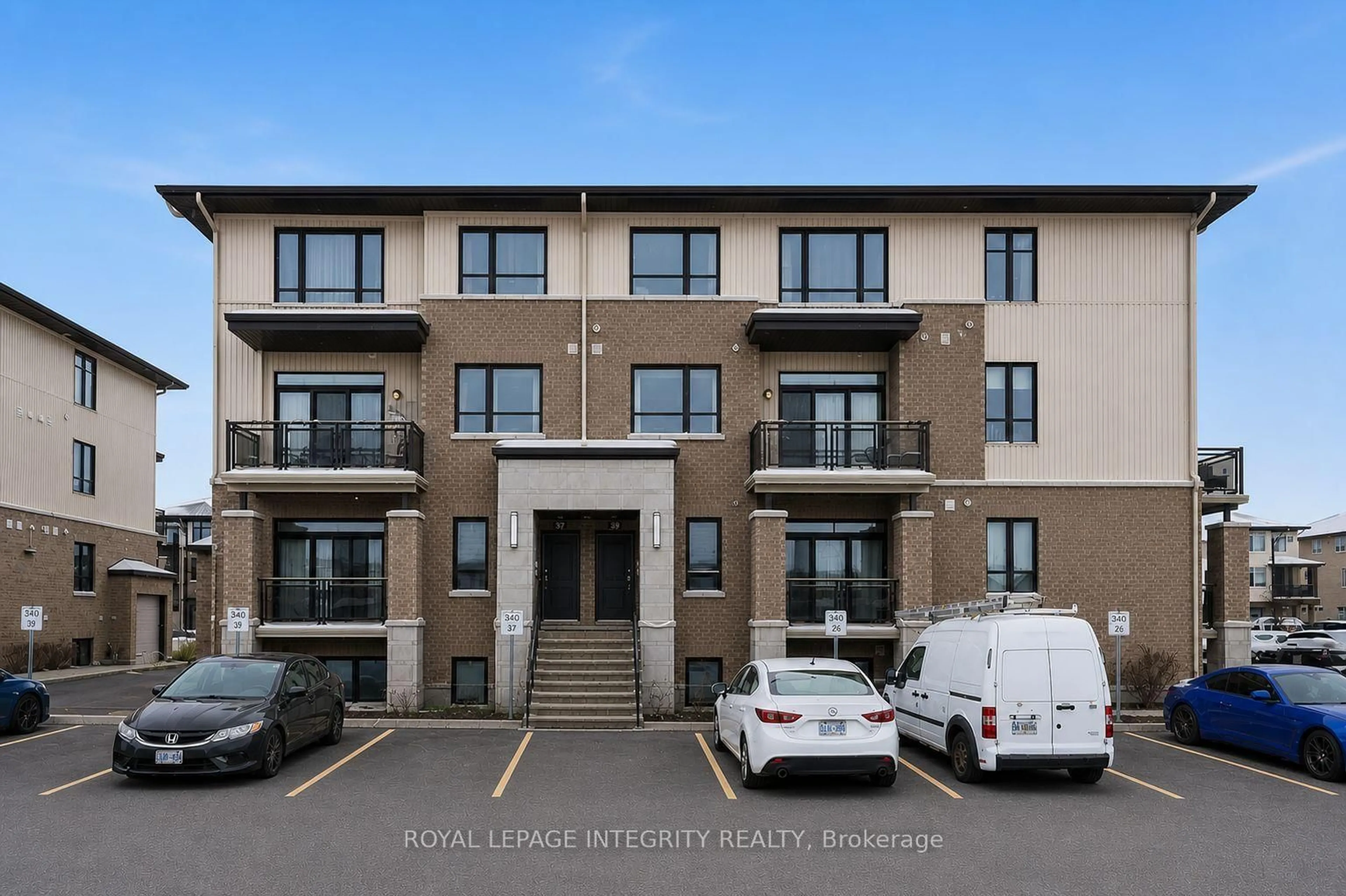 A pic from outside/outdoor area/front of a property/back of a property/a pic from drone, building for 41 Carabiner Private, Ottawa Ontario K1W 0L7