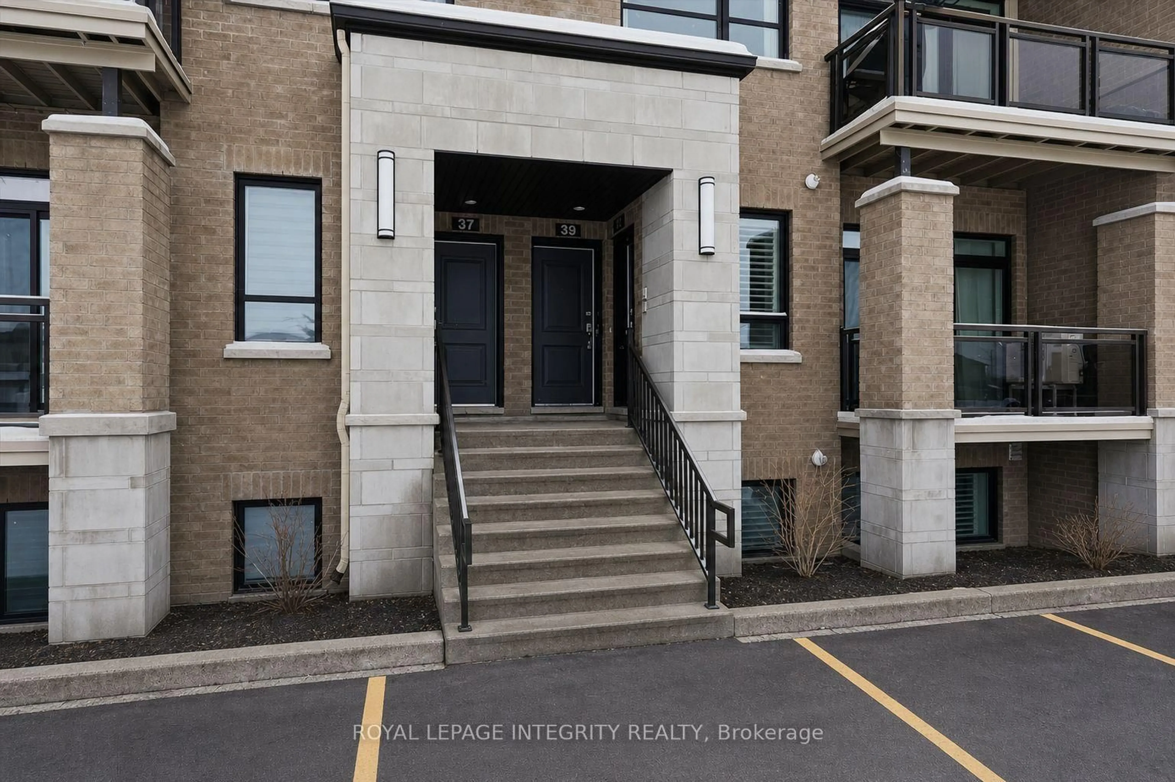 Indoor entryway for 41 Carabiner Private, Ottawa Ontario K1W 0L7