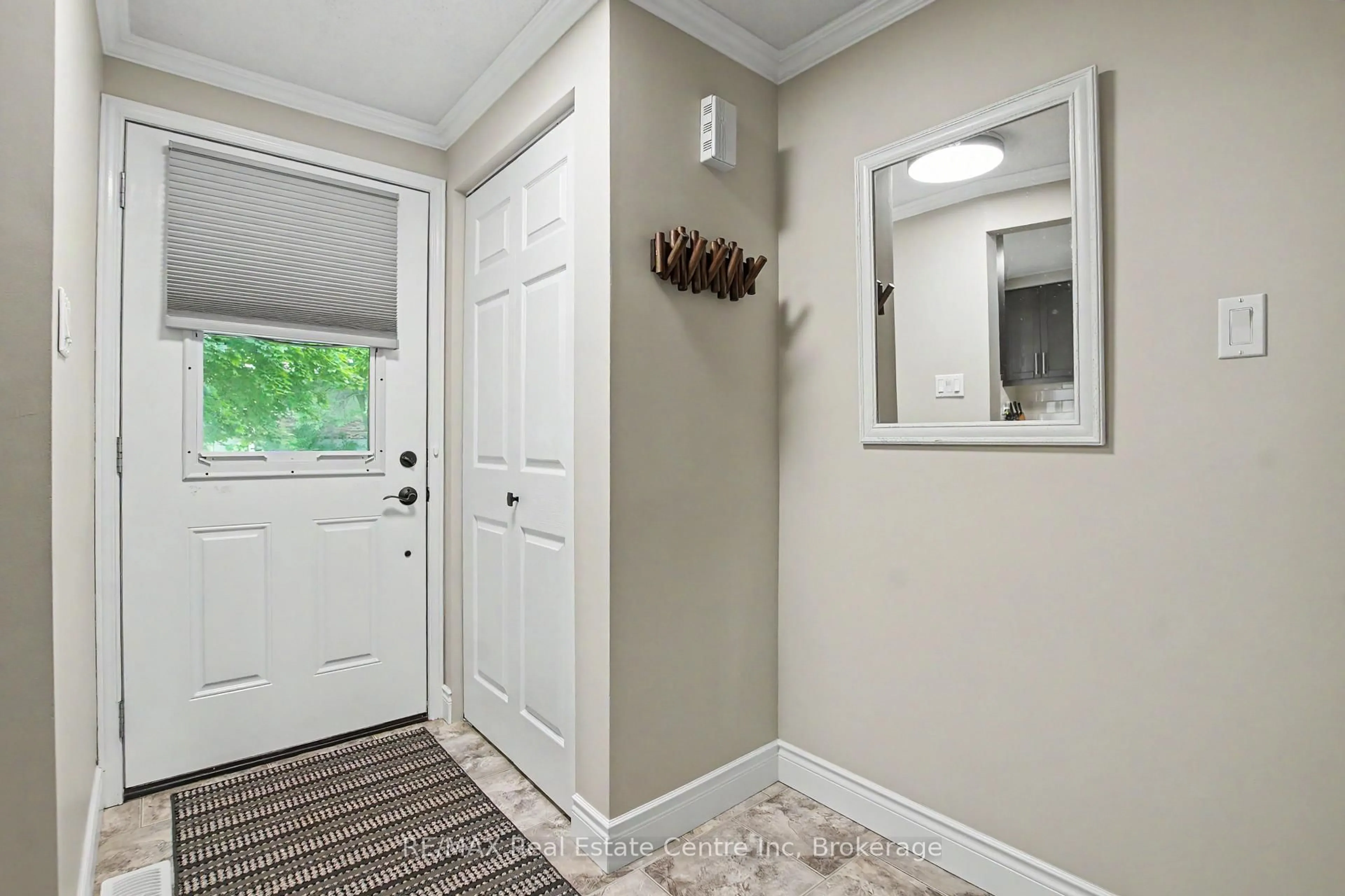 Indoor entryway for 148 Carter Cres, Cambridge Ontario N1R 6A9