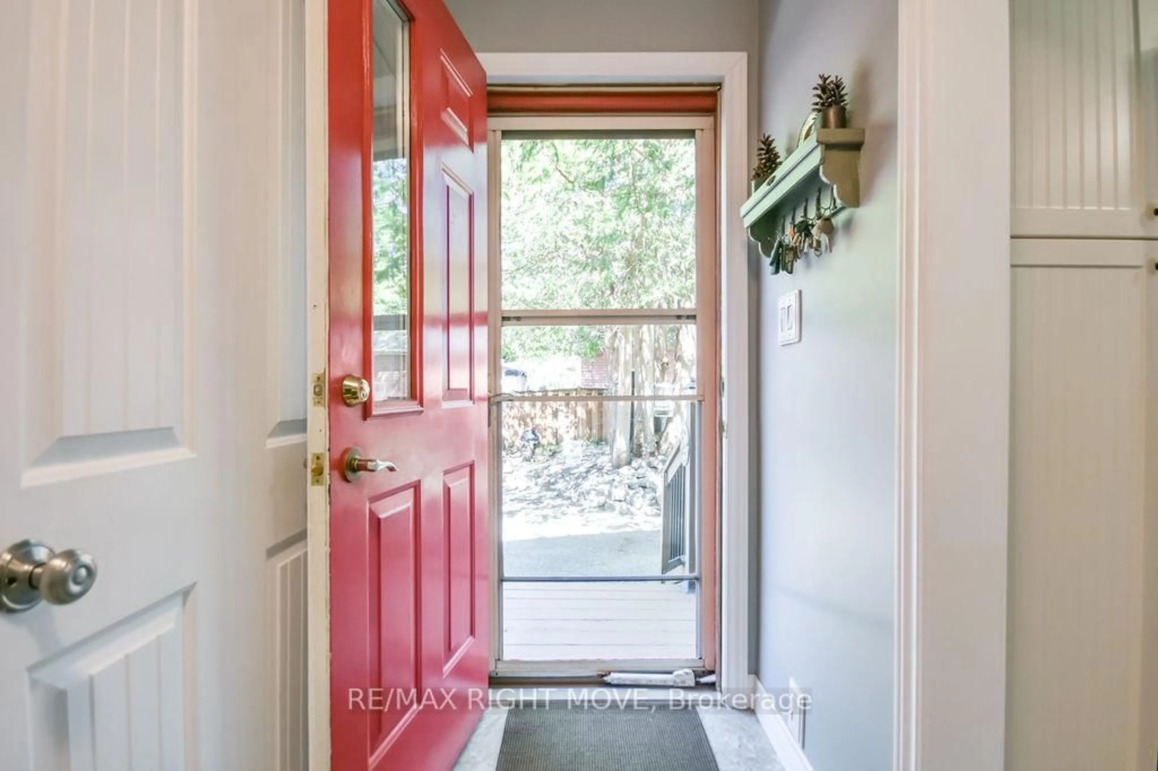 Indoor entryway for 1032 Cowbell Lane, Gravenhurst Ontario P0E 1N0