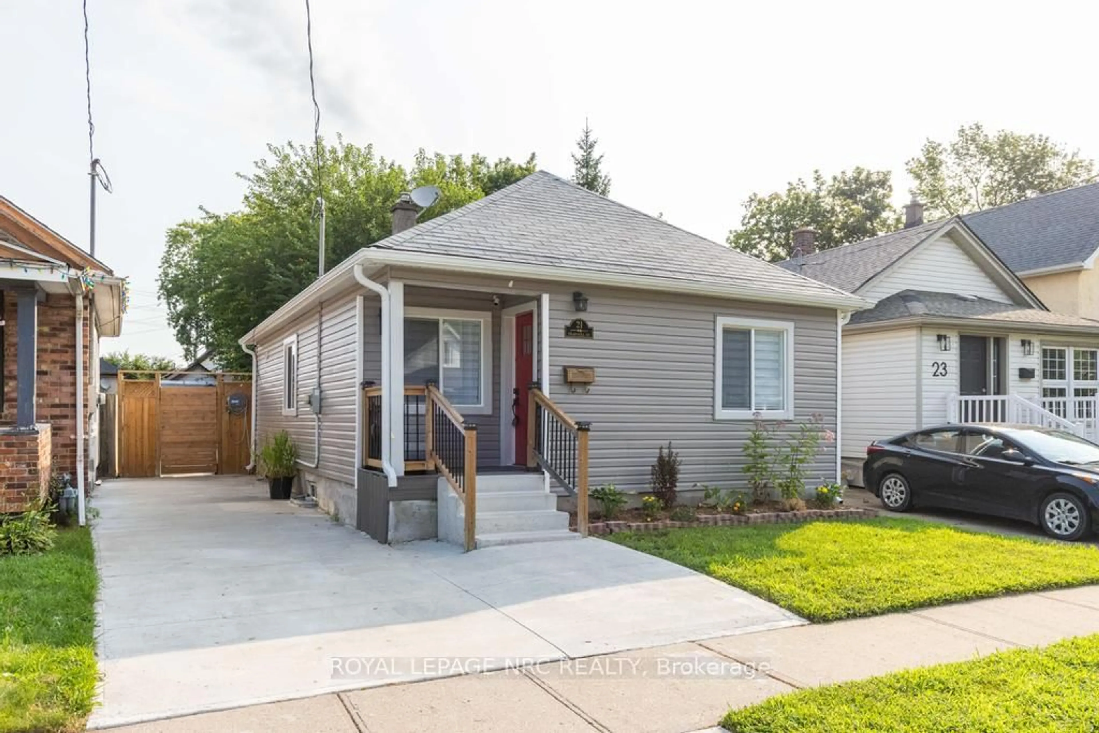 Home with vinyl exterior material, street for 21 Trapnell St, St. Catharines Ontario L2R 1B1
