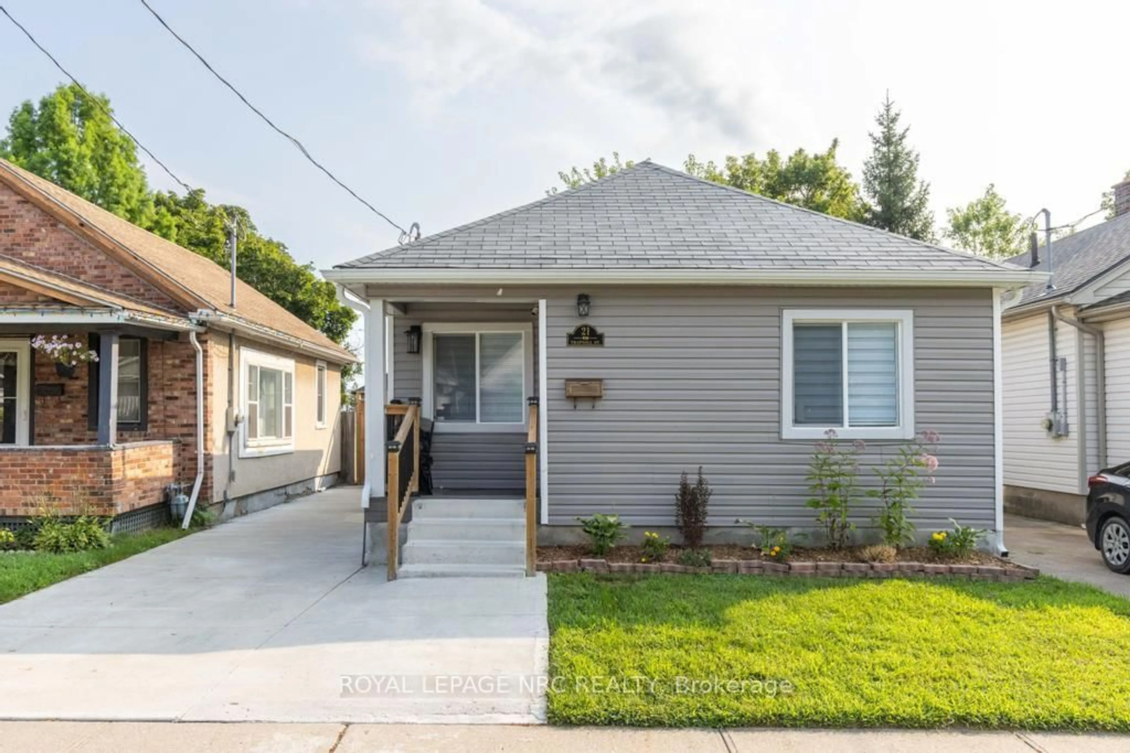 Home with vinyl exterior material, street for 21 Trapnell St, St. Catharines Ontario L2R 1B1
