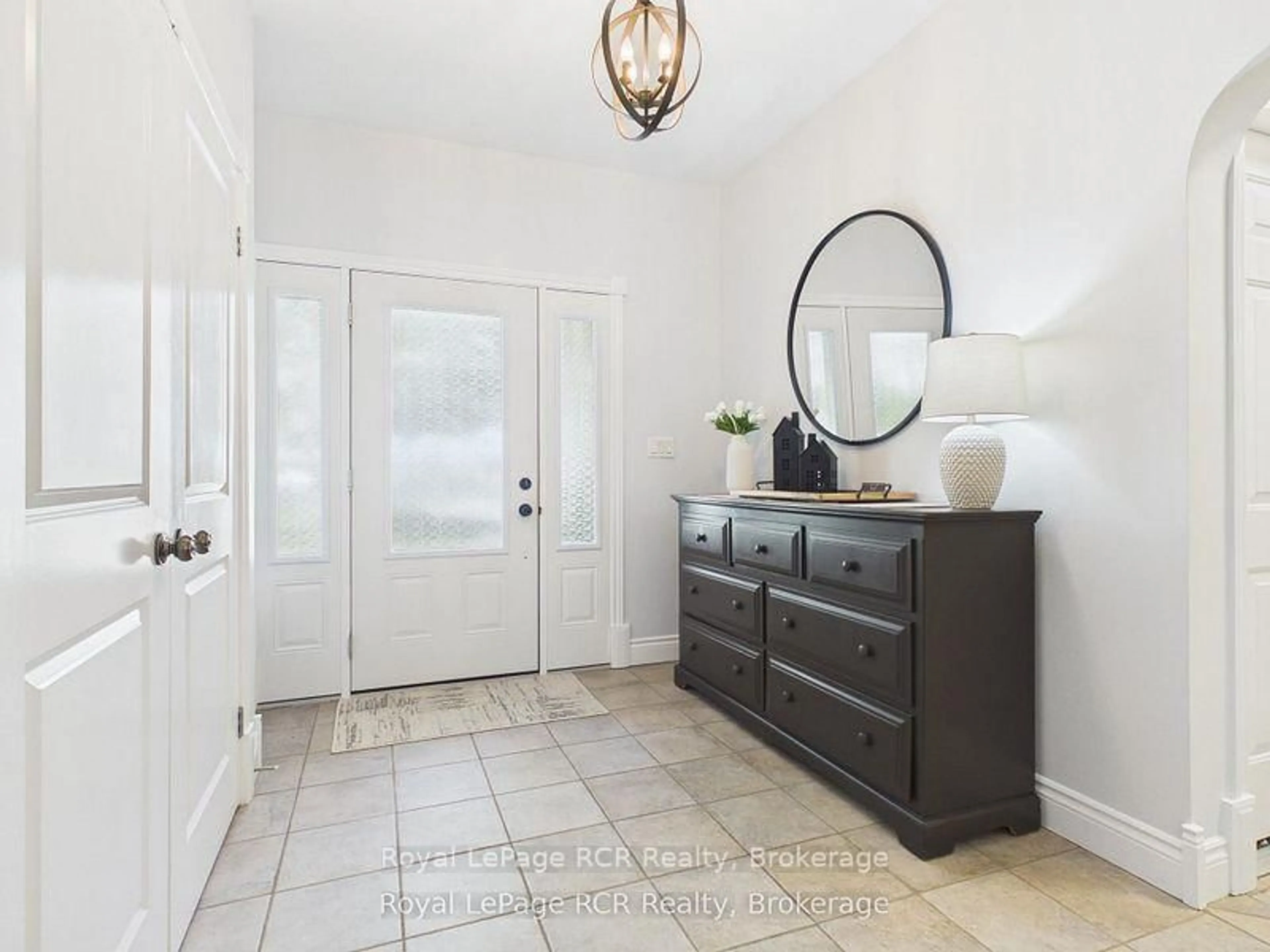 Indoor entryway for 788 Lake Range Dr, Huron-Kinloss Ontario N2Z 0B3