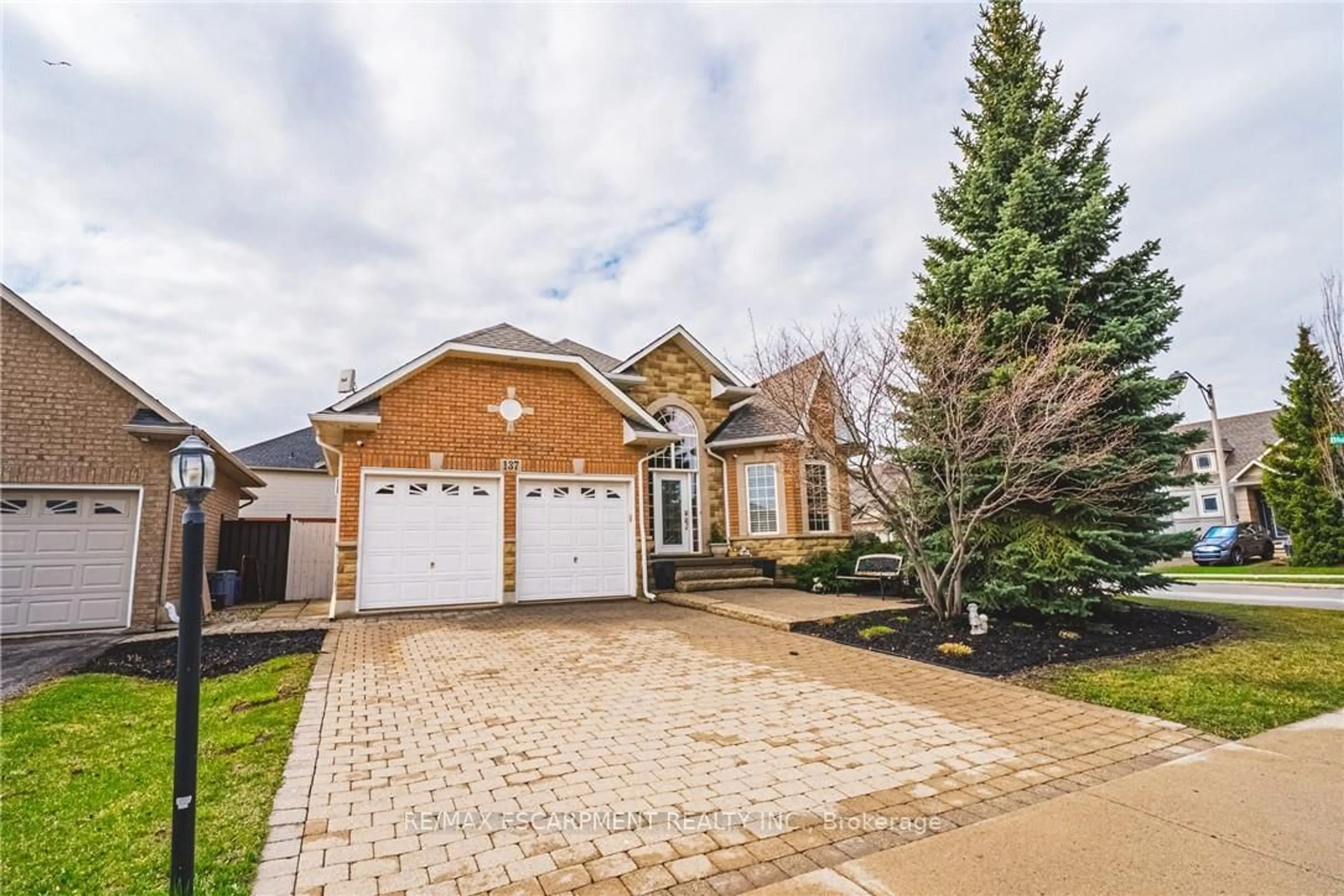Home with brick exterior material, street for 137 PINEHILL Dr, Hamilton Ontario L0R 1P0