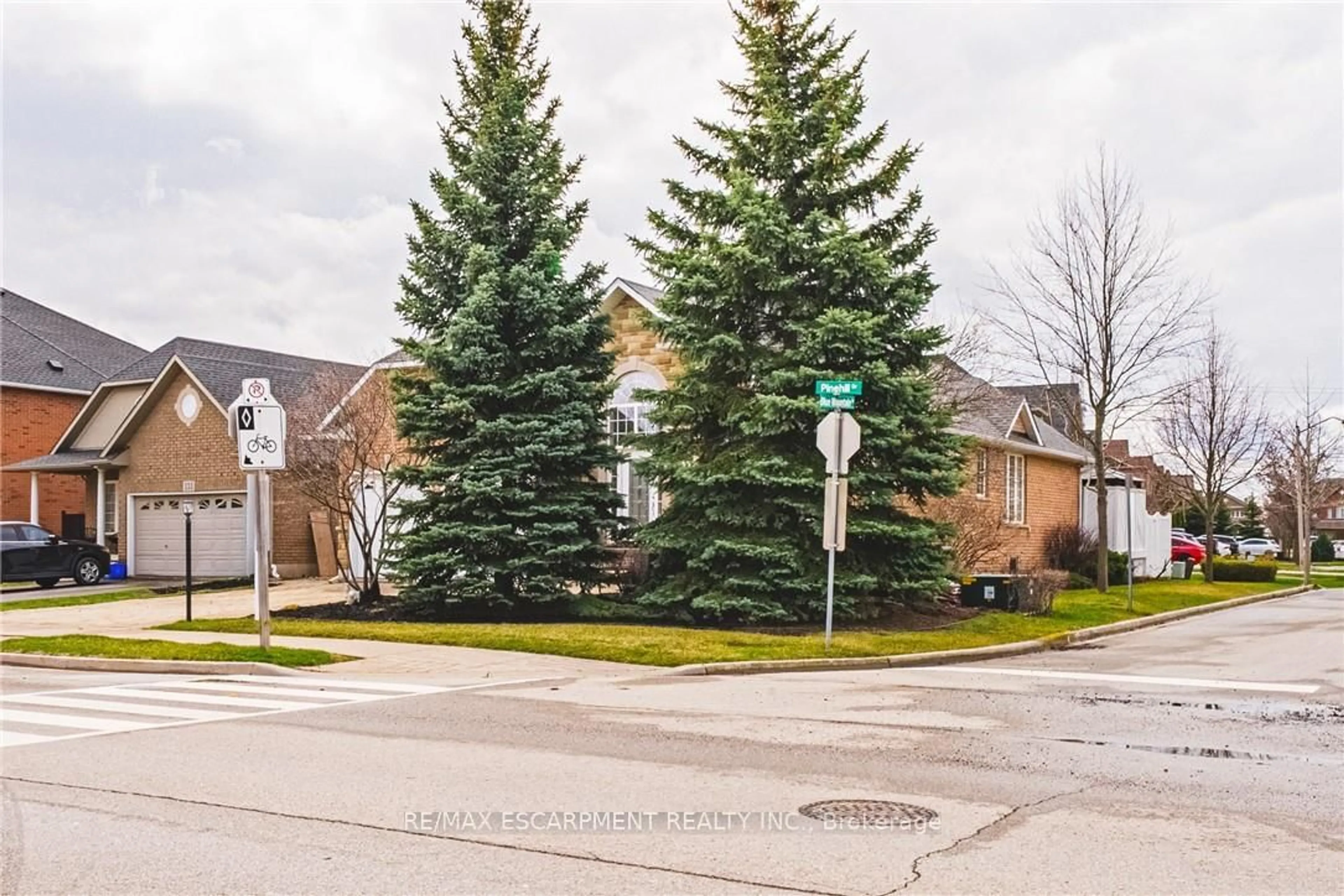 A pic from outside/outdoor area/front of a property/back of a property/a pic from drone, street for 137 PINEHILL Dr, Hamilton Ontario L0R 1P0