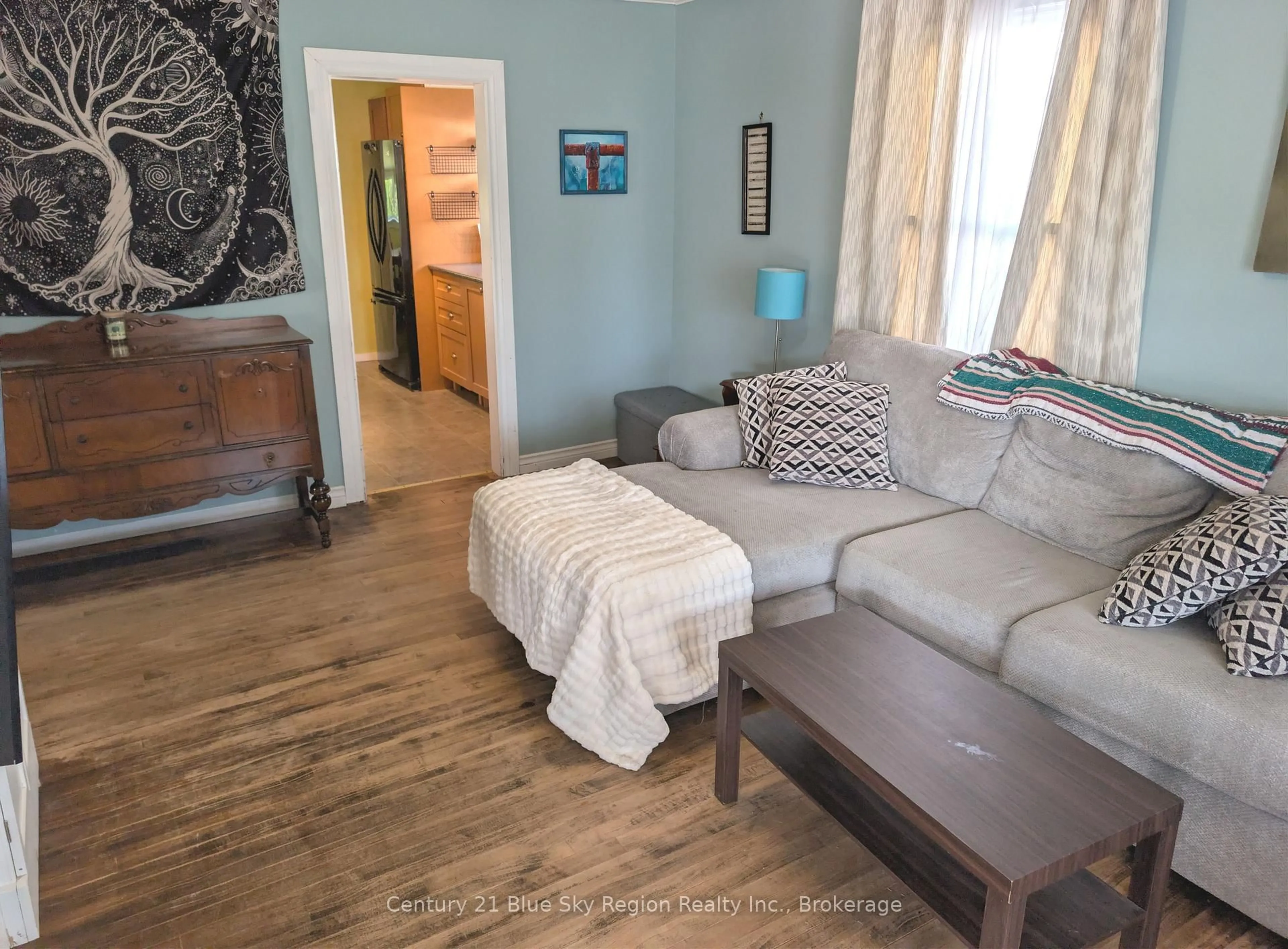 Living room with furniture, wood/laminate floor for 937 Galt St, North Bay Ontario P1B 5N5