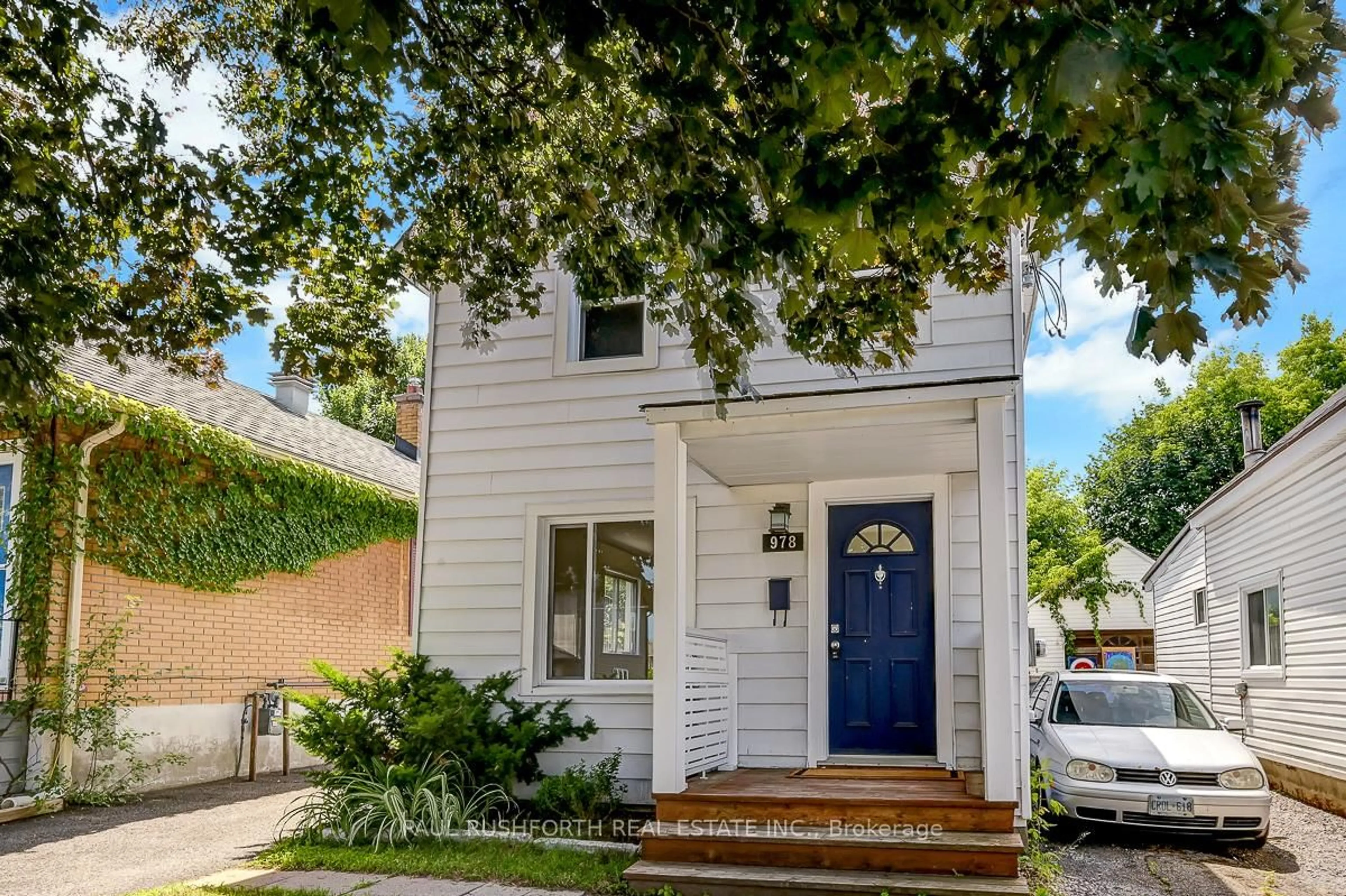 Home with vinyl exterior material, street for 978 Admiral Ave, Ottawa Ontario K1Z 6L9