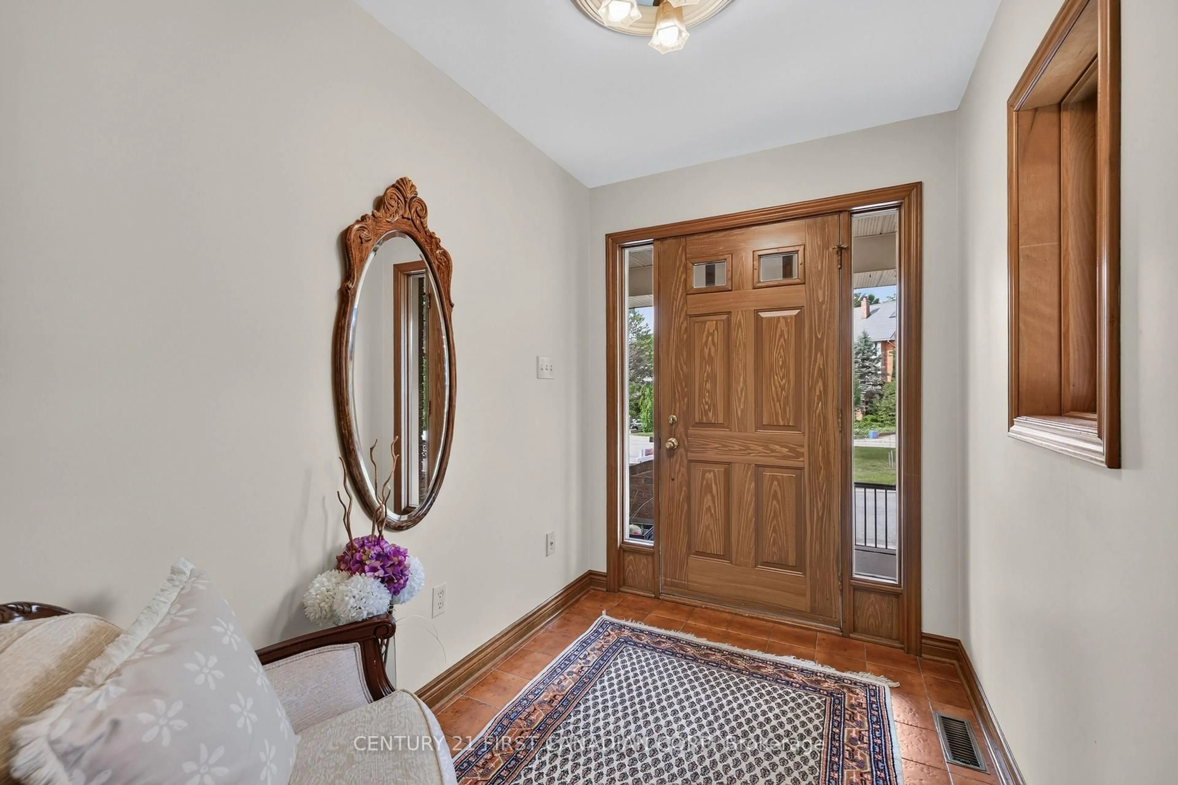 Indoor entryway for 27 Stirrup Crt, London North Ontario N6G 3T8