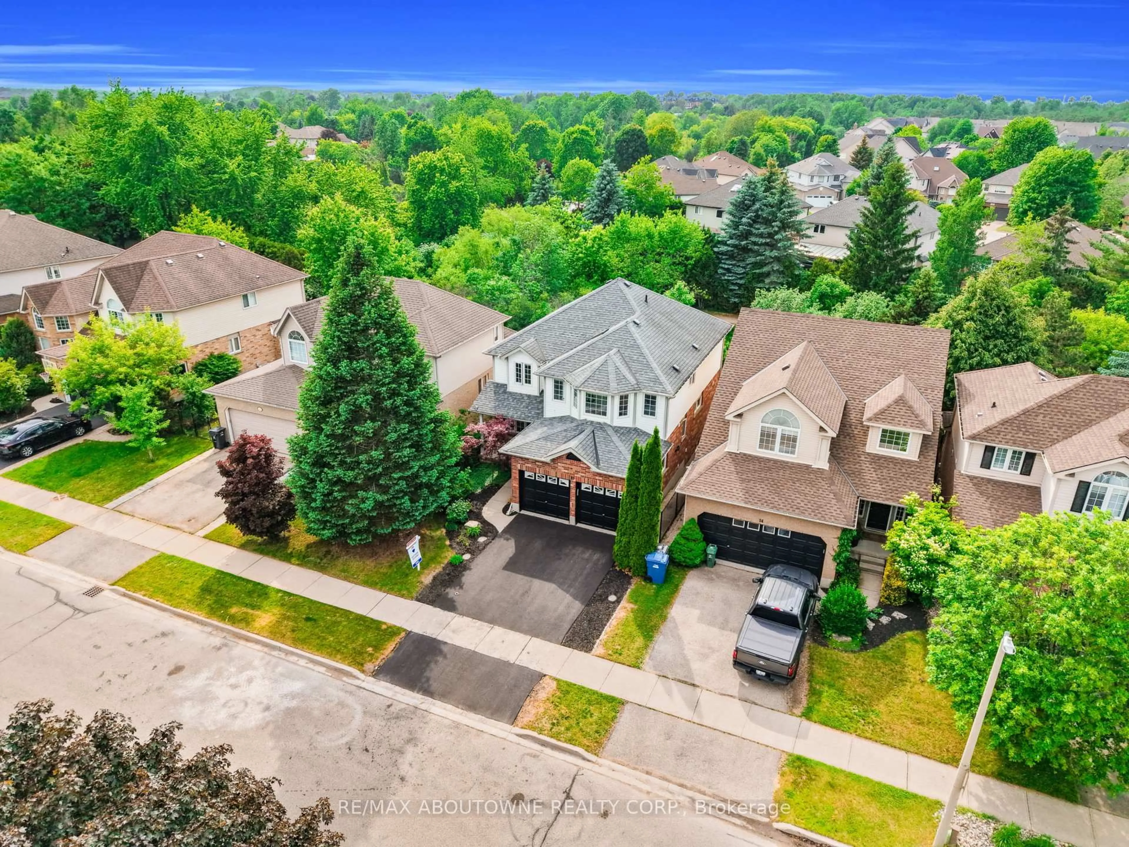 A pic from outside/outdoor area/front of a property/back of a property/a pic from drone, street for 32 Jenson Blvd, Guelph Ontario N1L 1L1
