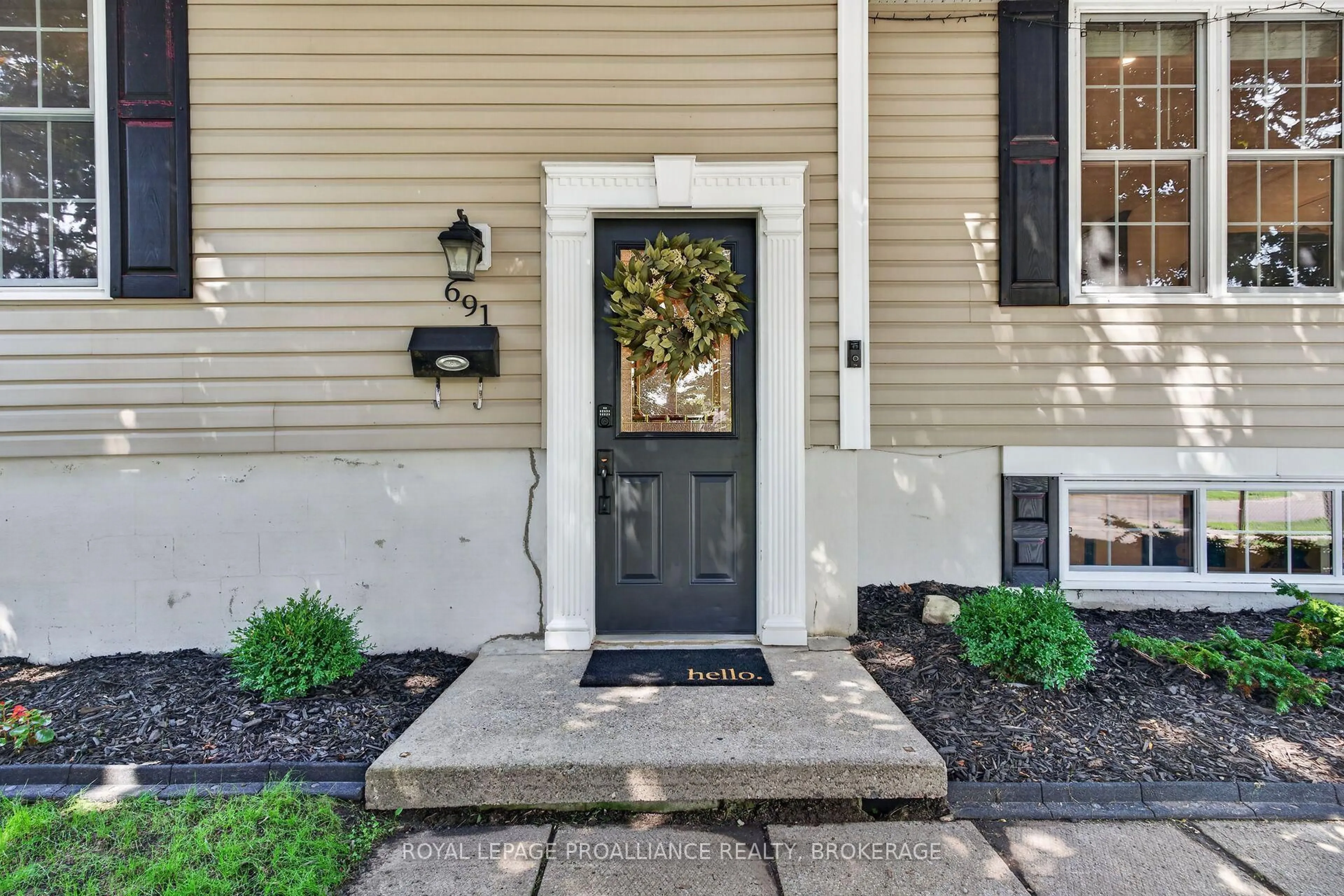 Indoor entryway for 691 Aylmer Cres, Kingston Ontario K7M 6L7