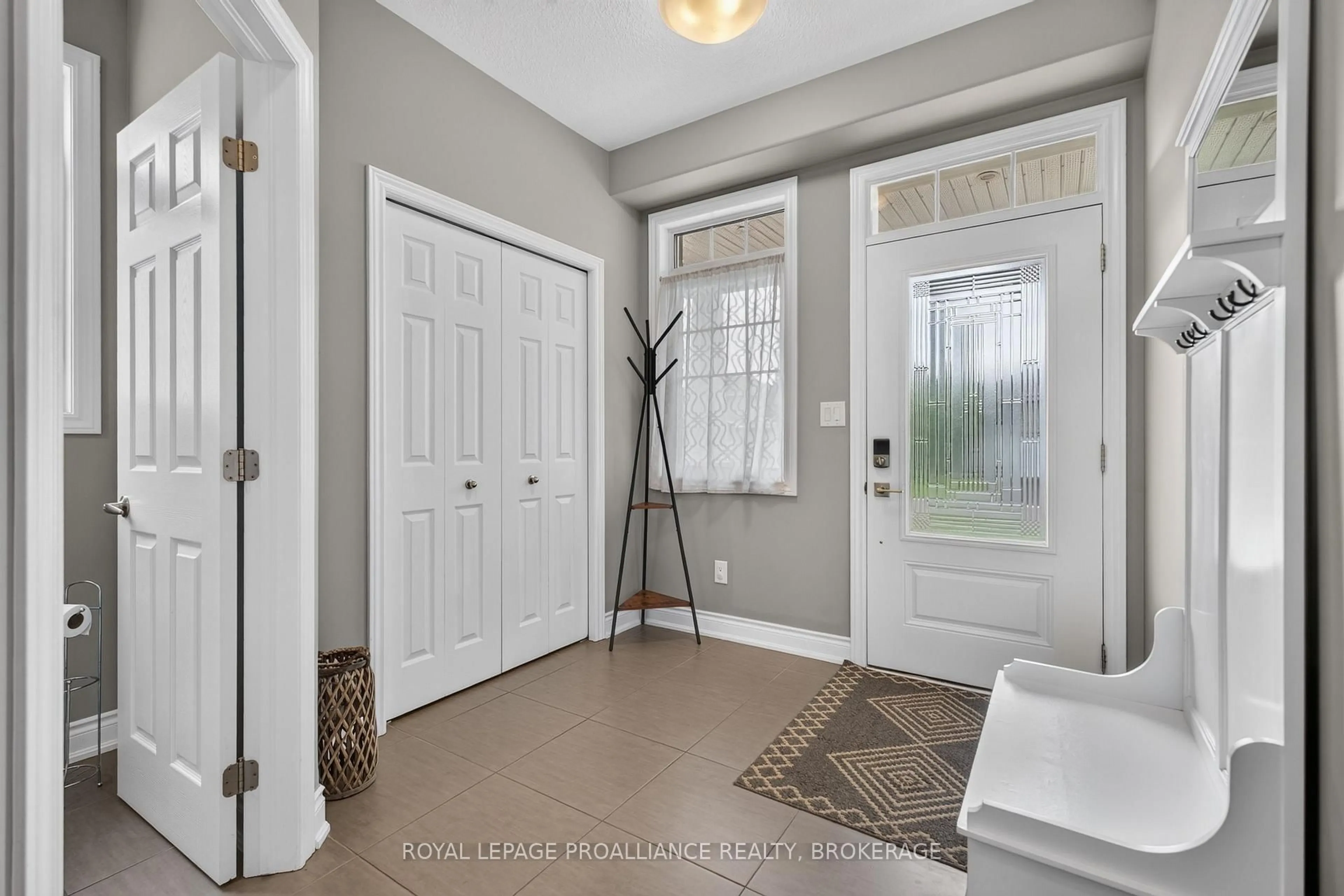 Indoor entryway for 1446 Kendal Ave, Kingston Ontario K7P 0L6