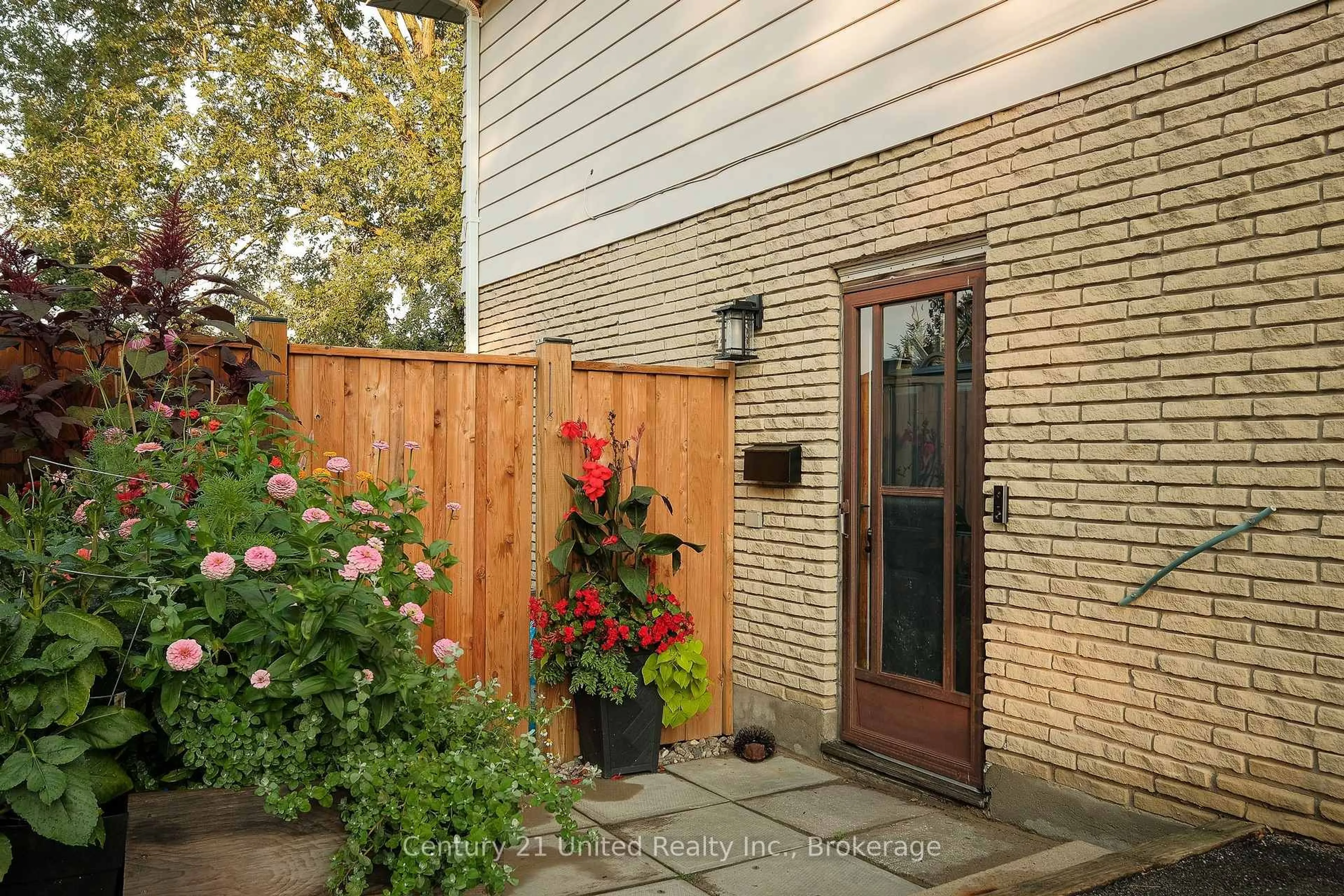 Patio, street for 922 Webber Ave, Peterborough Ontario K9J 5Y1