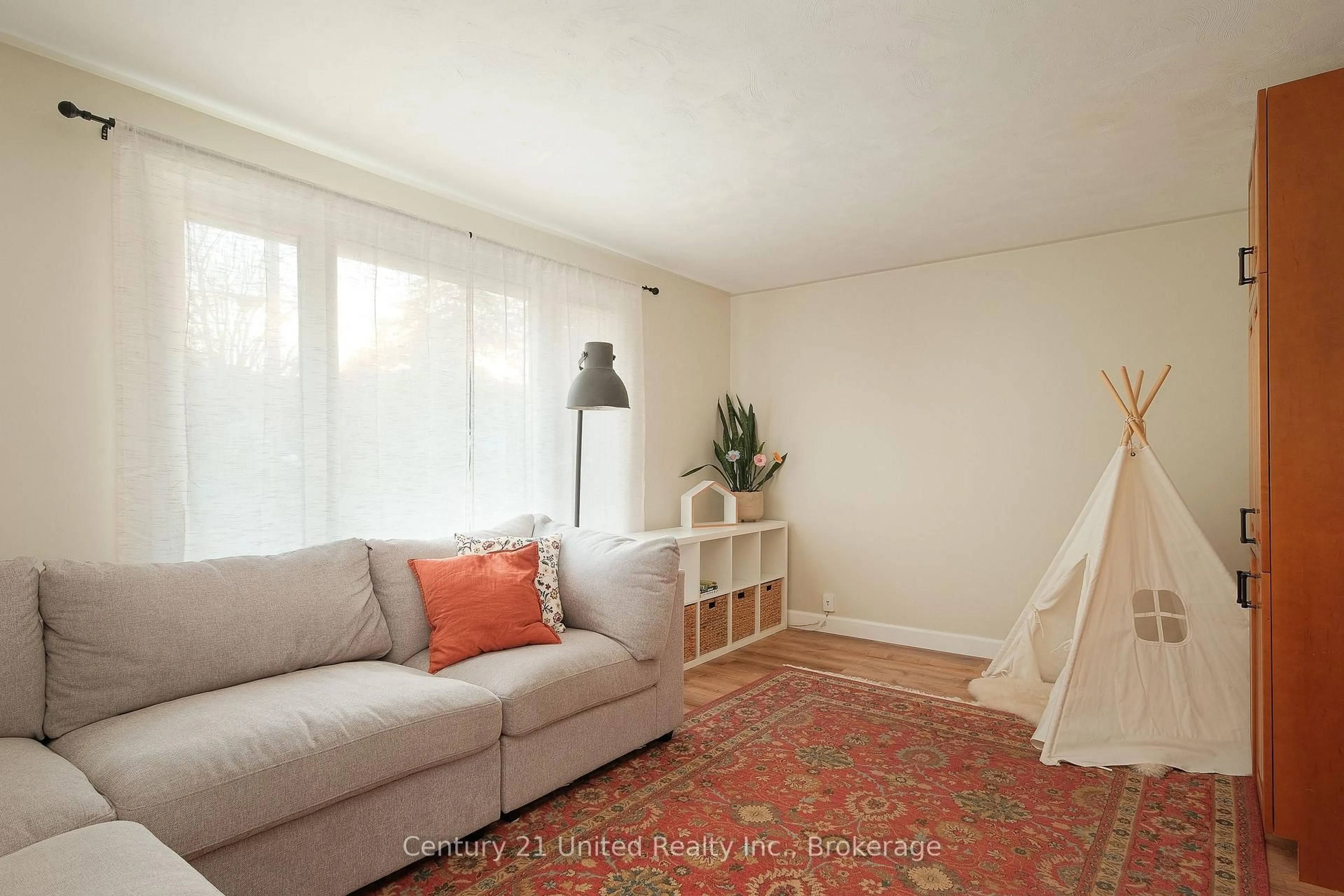 Living room with furniture, carpet floor for 922 Webber Ave, Peterborough Ontario K9J 5Y1