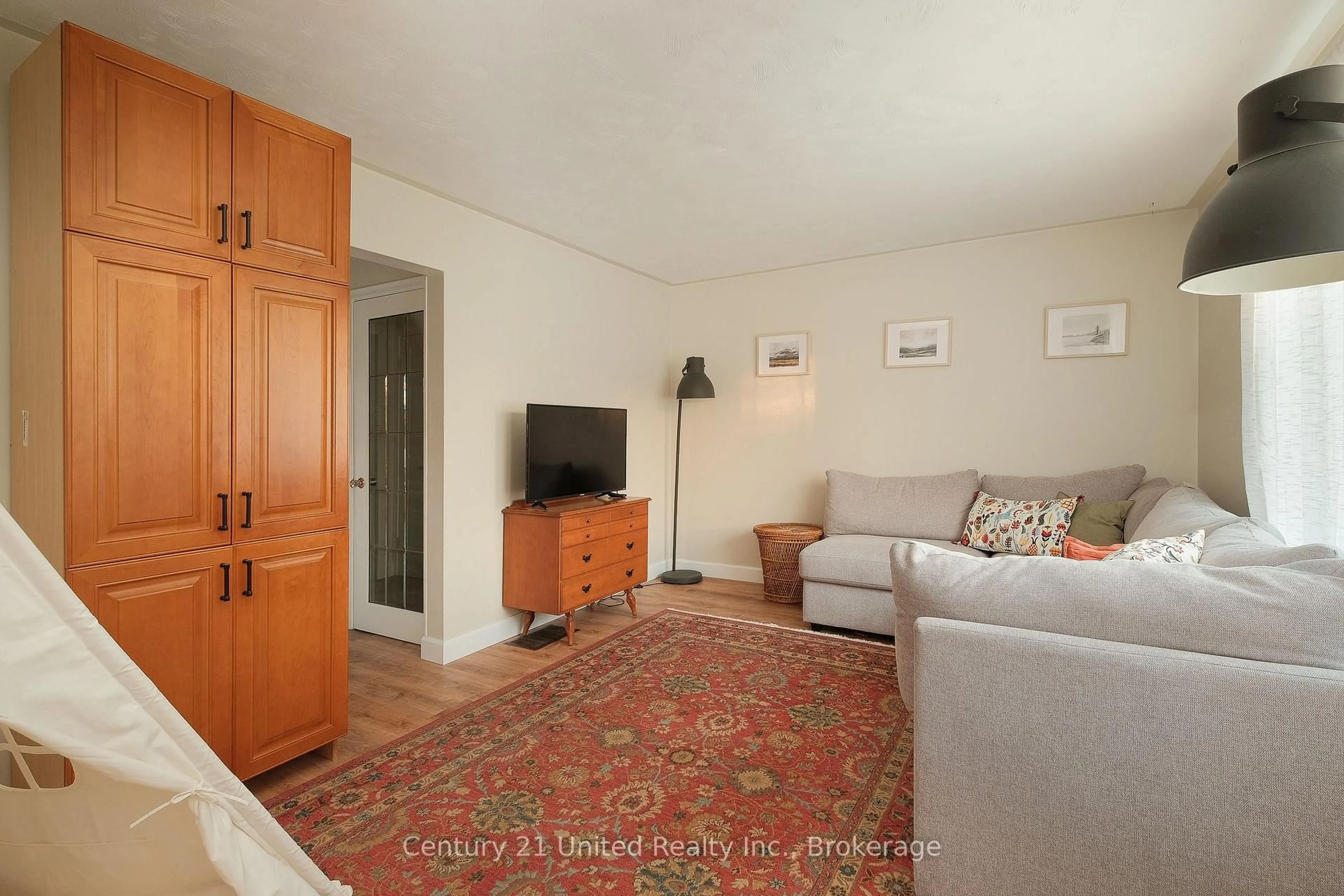 Living room with furniture, unknown for 922 Webber Ave, Peterborough Ontario K9J 5Y1