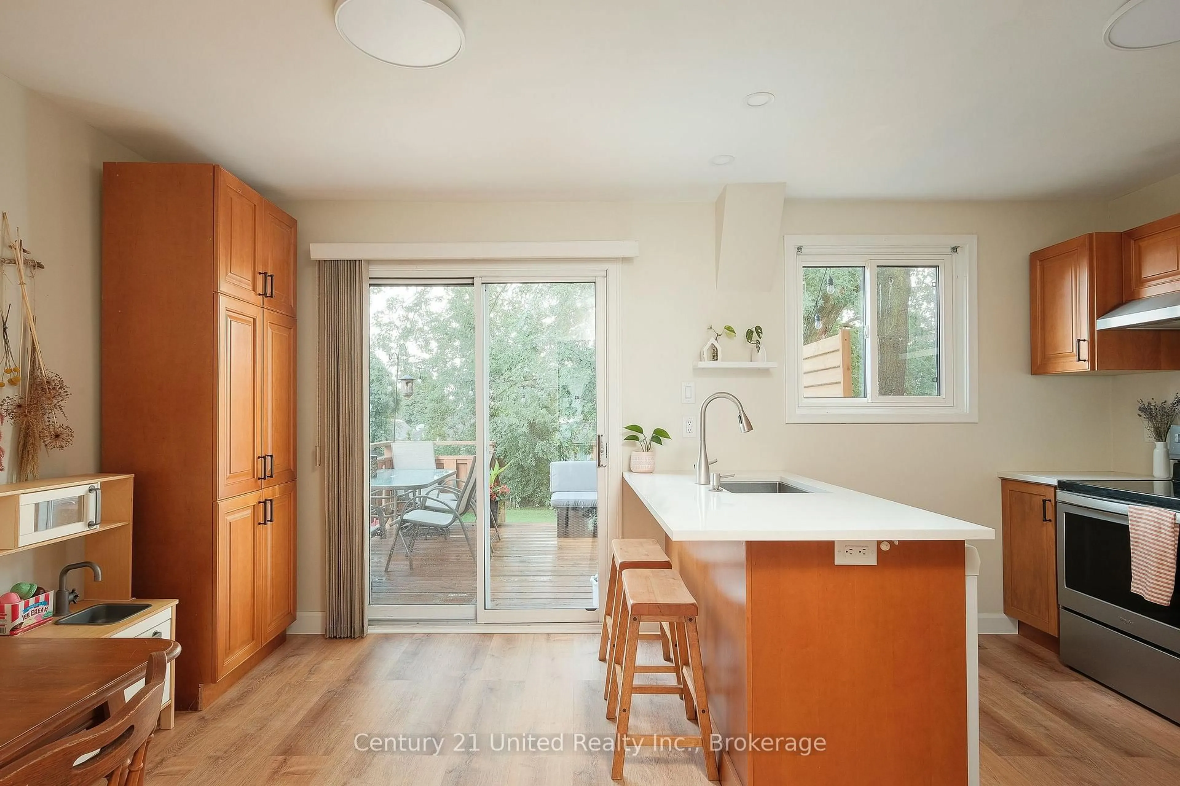 Open concept kitchen, unknown for 922 Webber Ave, Peterborough Ontario K9J 5Y1