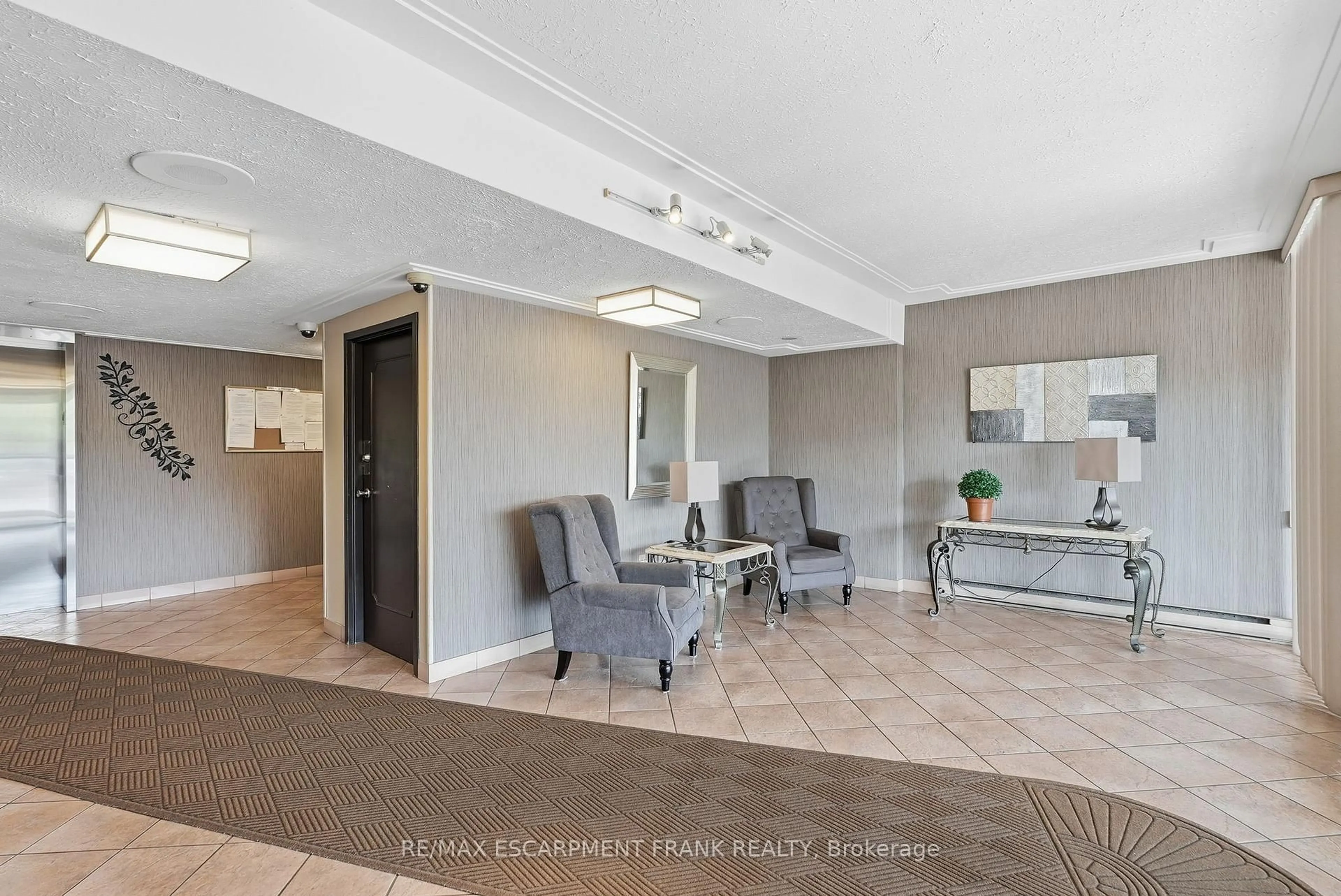 Indoor foyer for 40 Harrisford St #904, Hamilton Ontario L8K 6N1