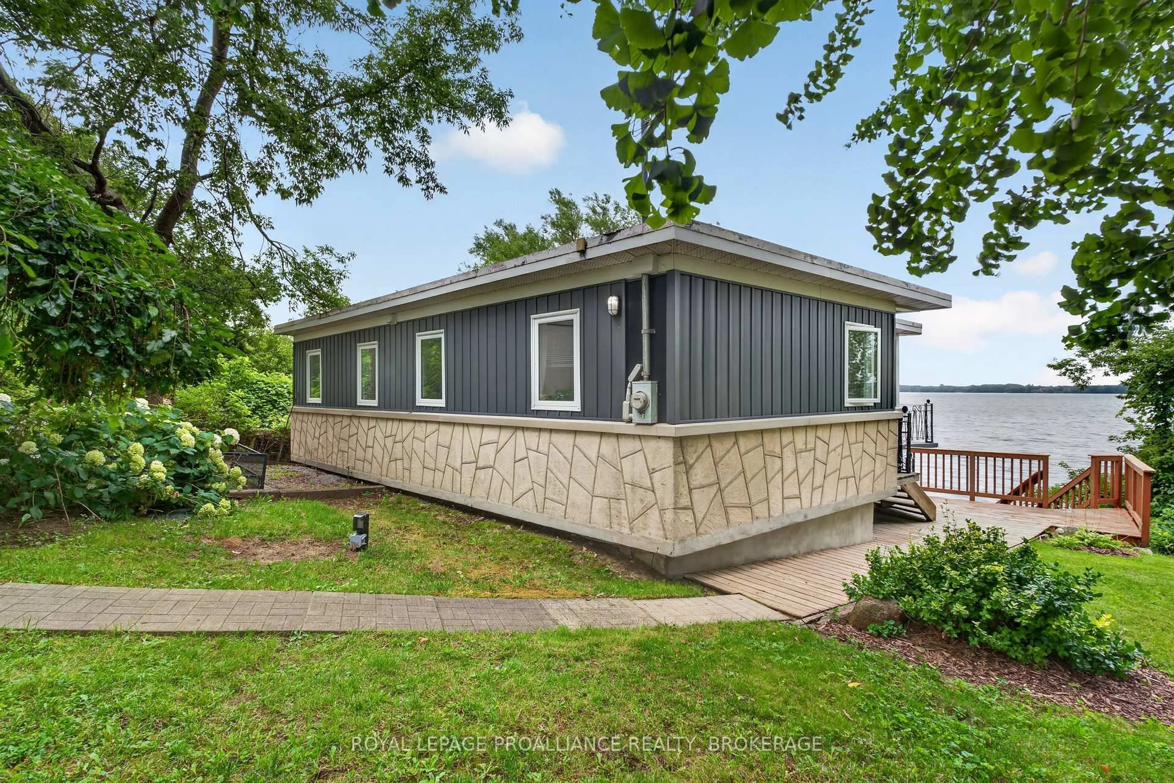 Home with vinyl exterior material, unknown for 790 Howe Island Dr, Gananoque Ontario K7G 2V6