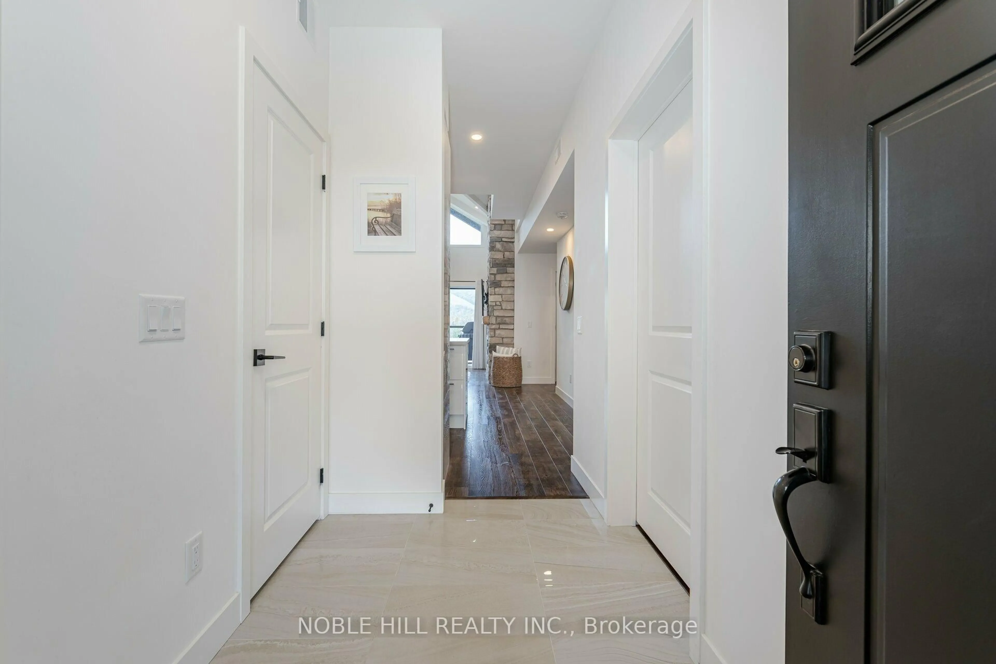 Indoor entryway for 16 Beckwith Lane #403, Blue Mountains Ontario L9Y 3B6