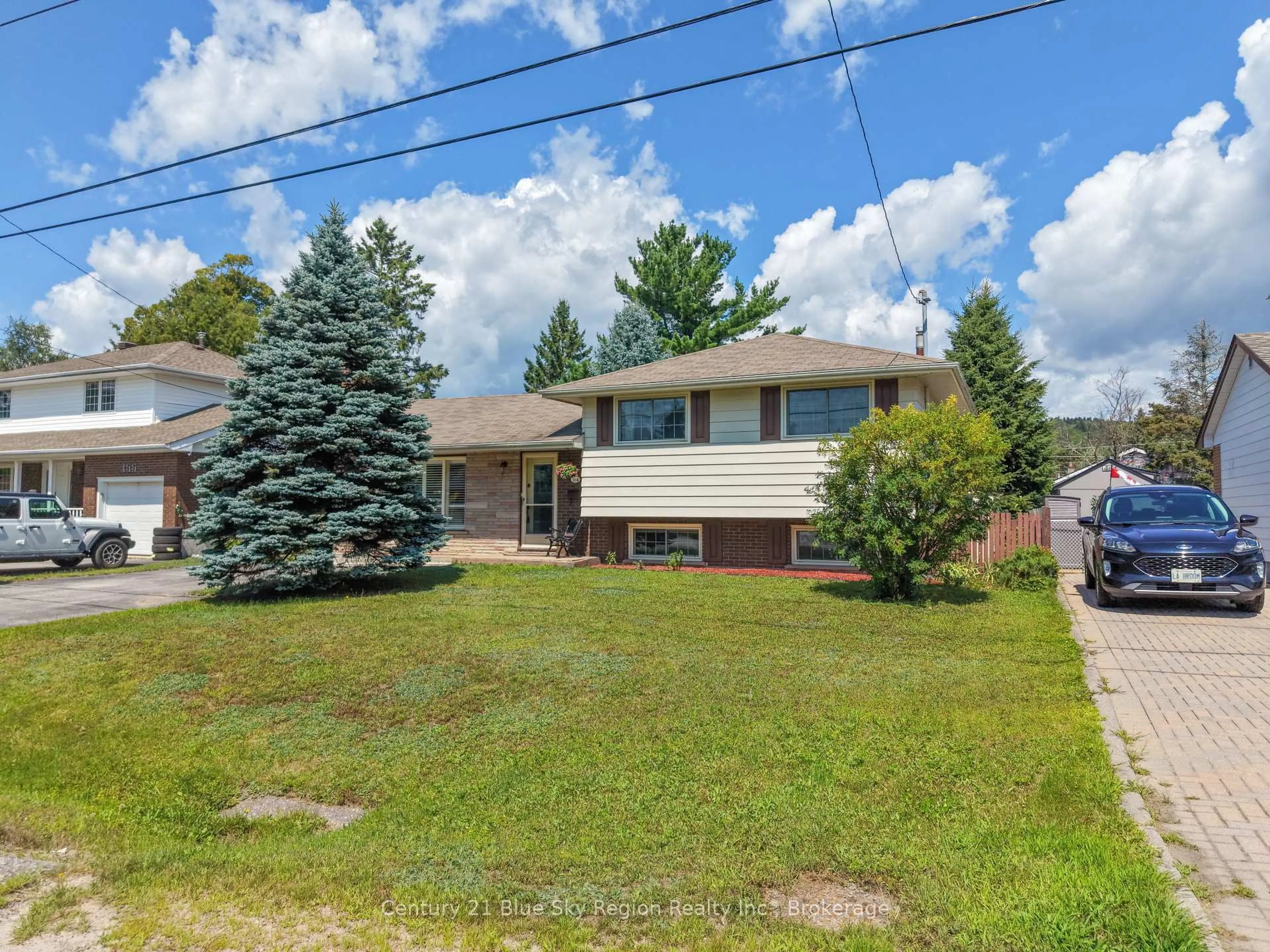 A pic from outside/outdoor area/front of a property/back of a property/a pic from drone, street for 164 Gordon Dr, North Bay Ontario P1B 8B2