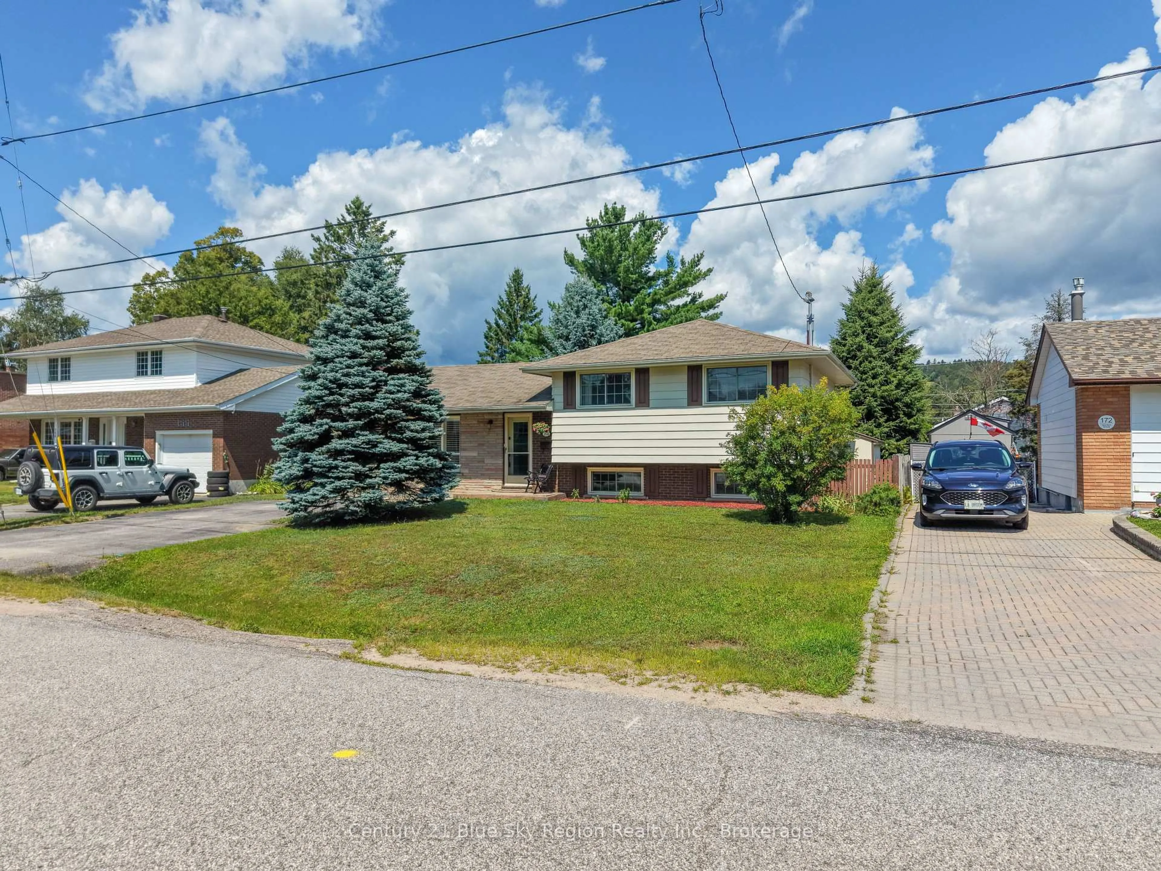 A pic from outside/outdoor area/front of a property/back of a property/a pic from drone, street for 164 Gordon Dr, North Bay Ontario P1B 8B2