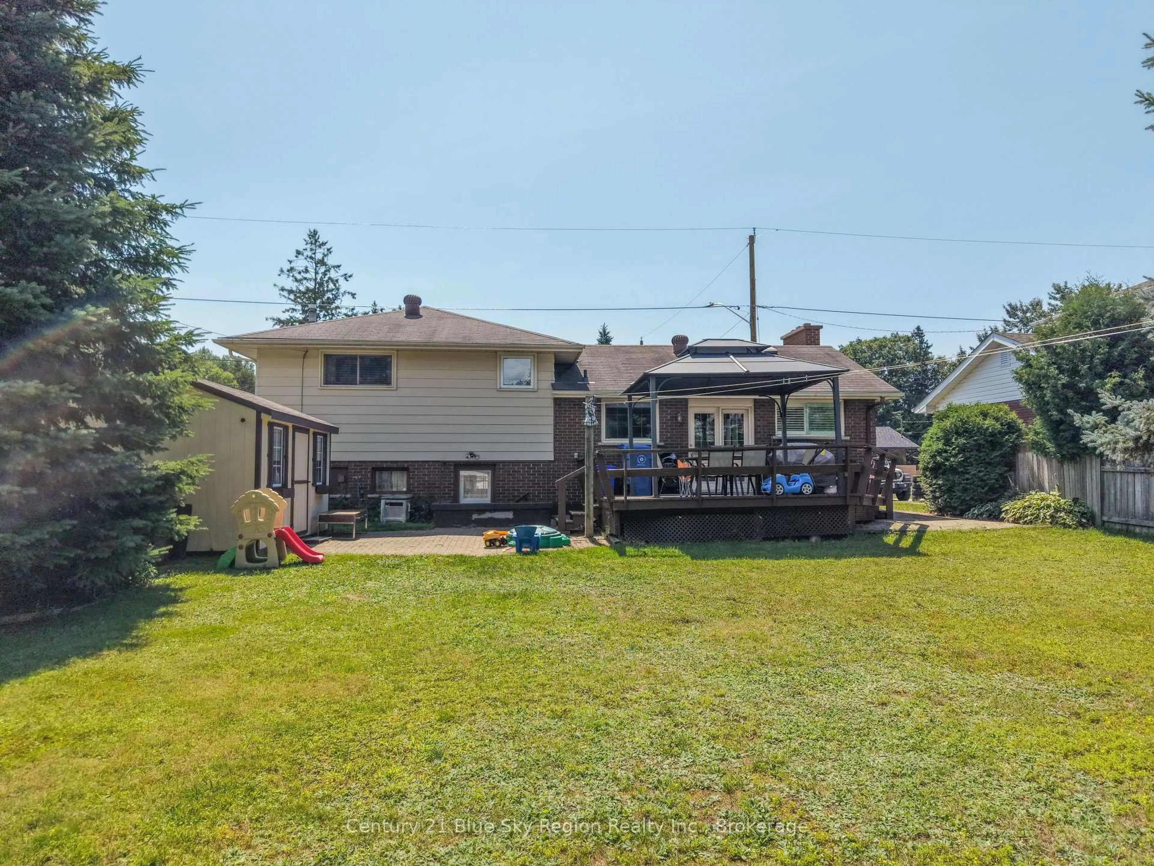 A pic from outside/outdoor area/front of a property/back of a property/a pic from drone, unknown for 164 Gordon Dr, North Bay Ontario P1B 8B2