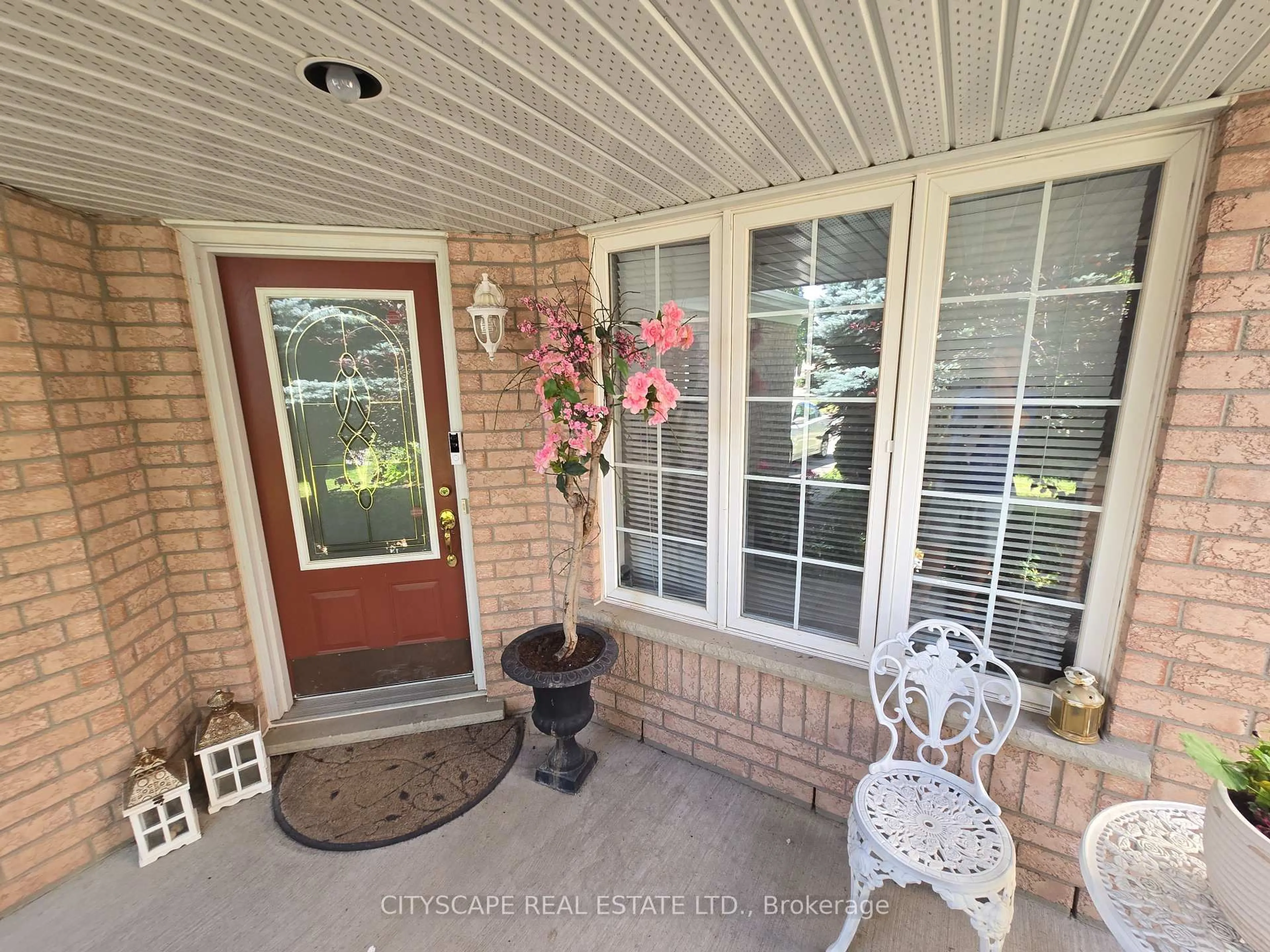 Indoor entryway for 27 Adler Dr, Cambridge Ontario N3C 4J9