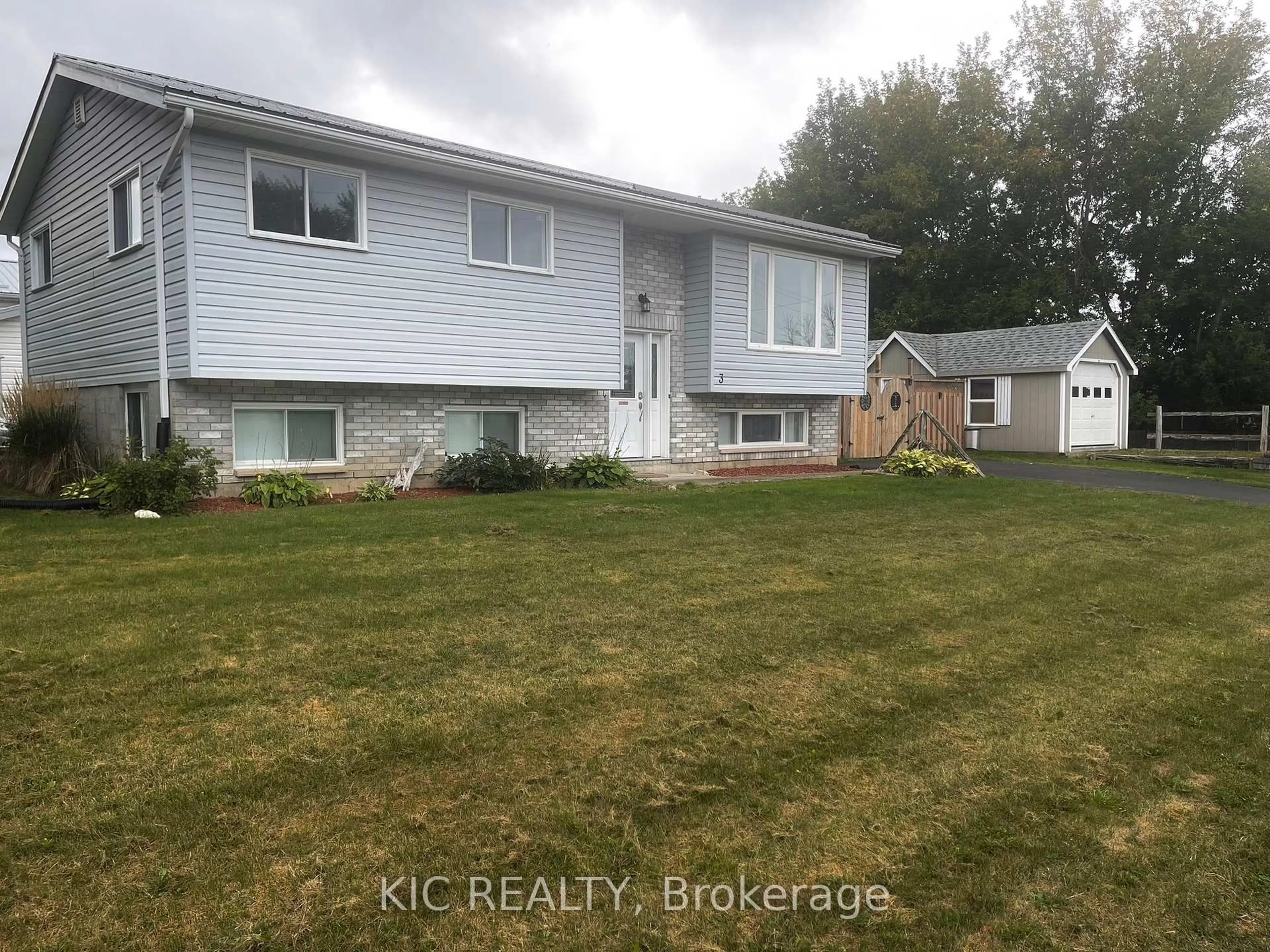 Home with vinyl exterior material, unknown for 3 Creekside Dr, Stirling Ontario K0K 3E0