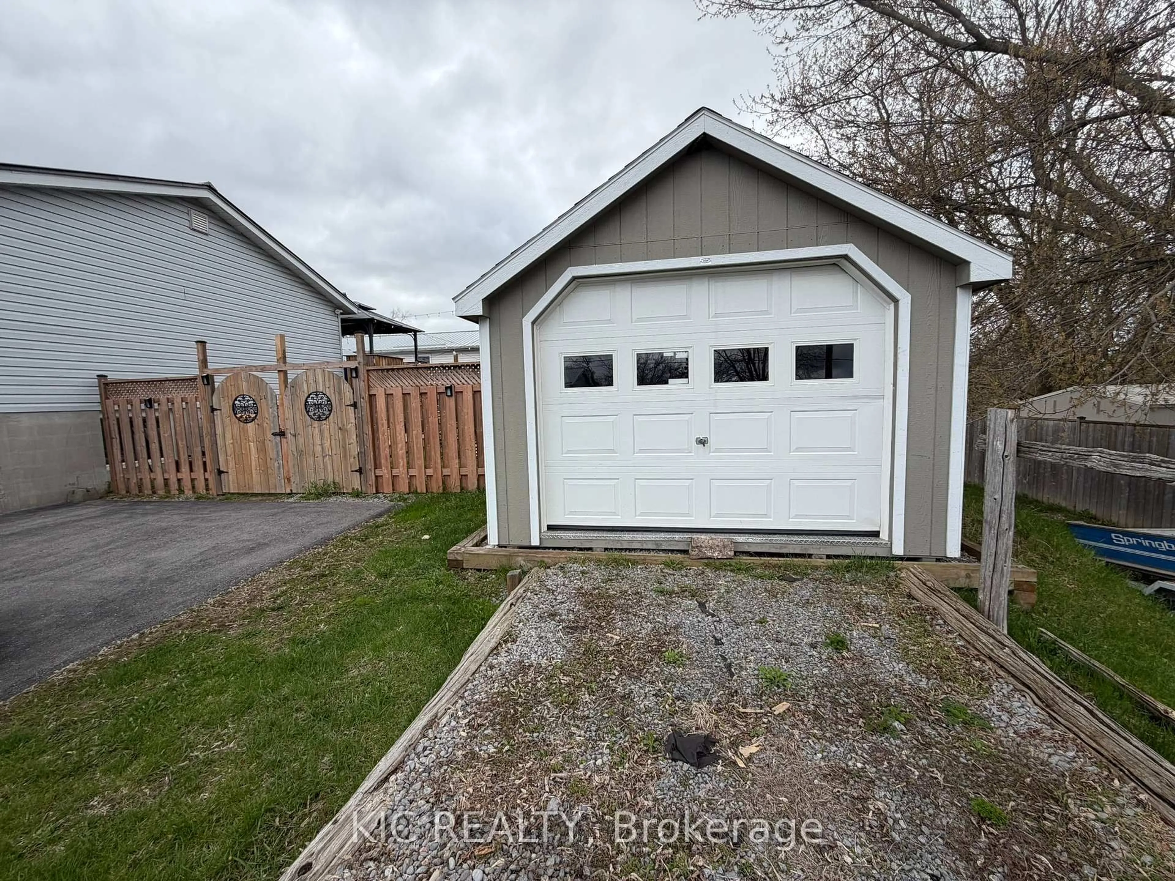 Indoor garage for 3 Creekside Dr, Stirling Ontario K0K 3E0