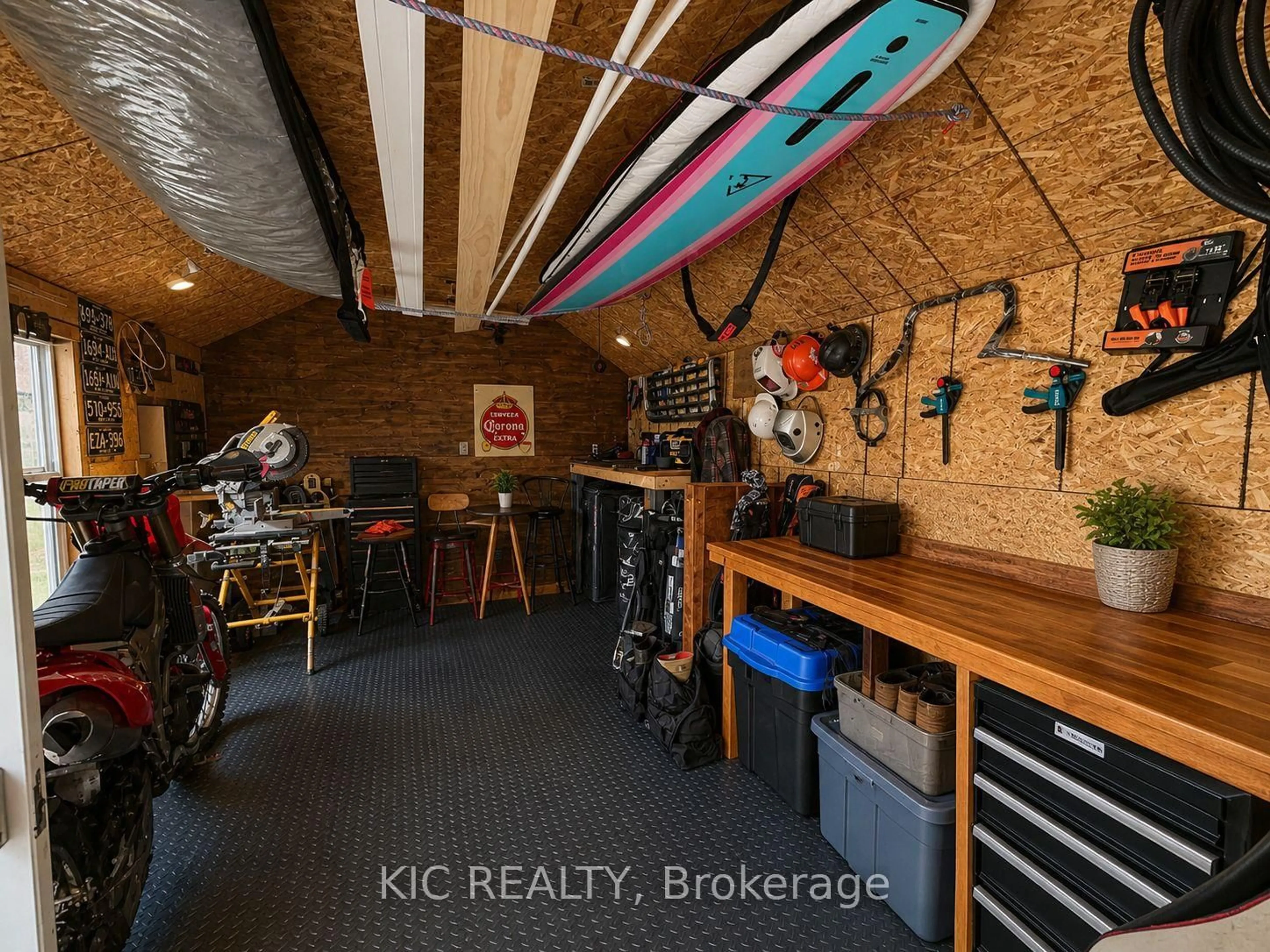 Indoor garage for 3 Creekside Dr, Stirling Ontario K0K 3E0