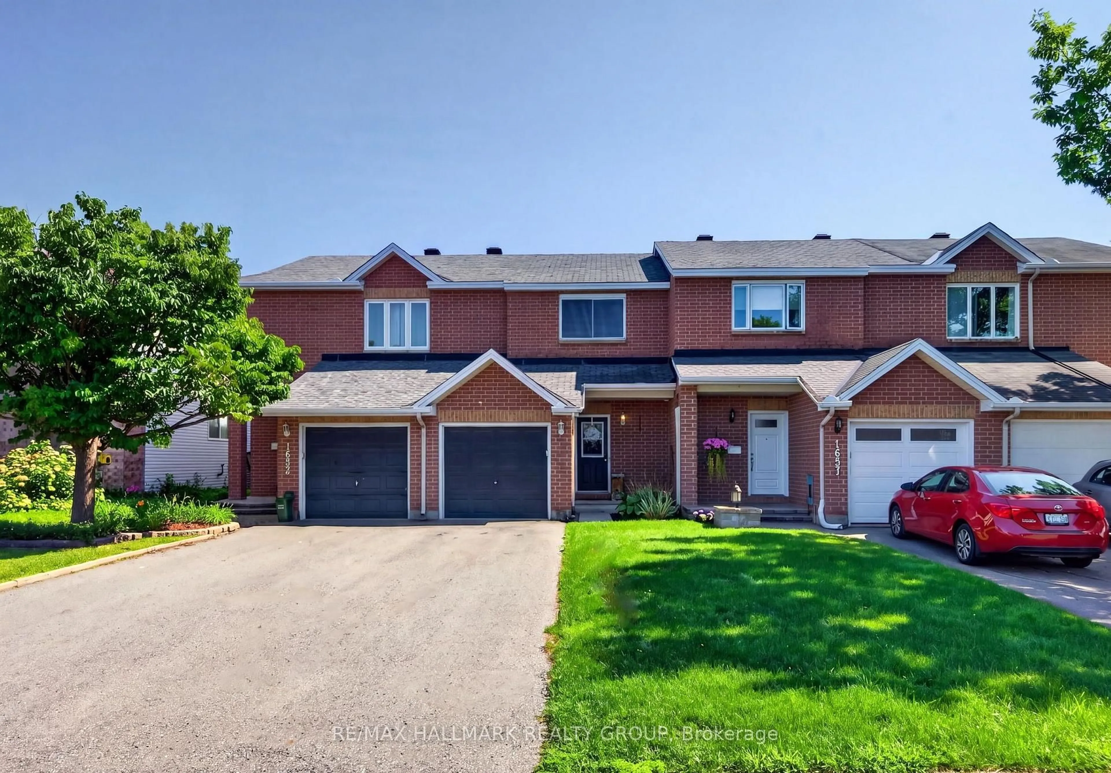A pic from outside/outdoor area/front of a property/back of a property/a pic from drone, street for 1655 Greywood Dr, Ottawa Ontario K1C 7L9