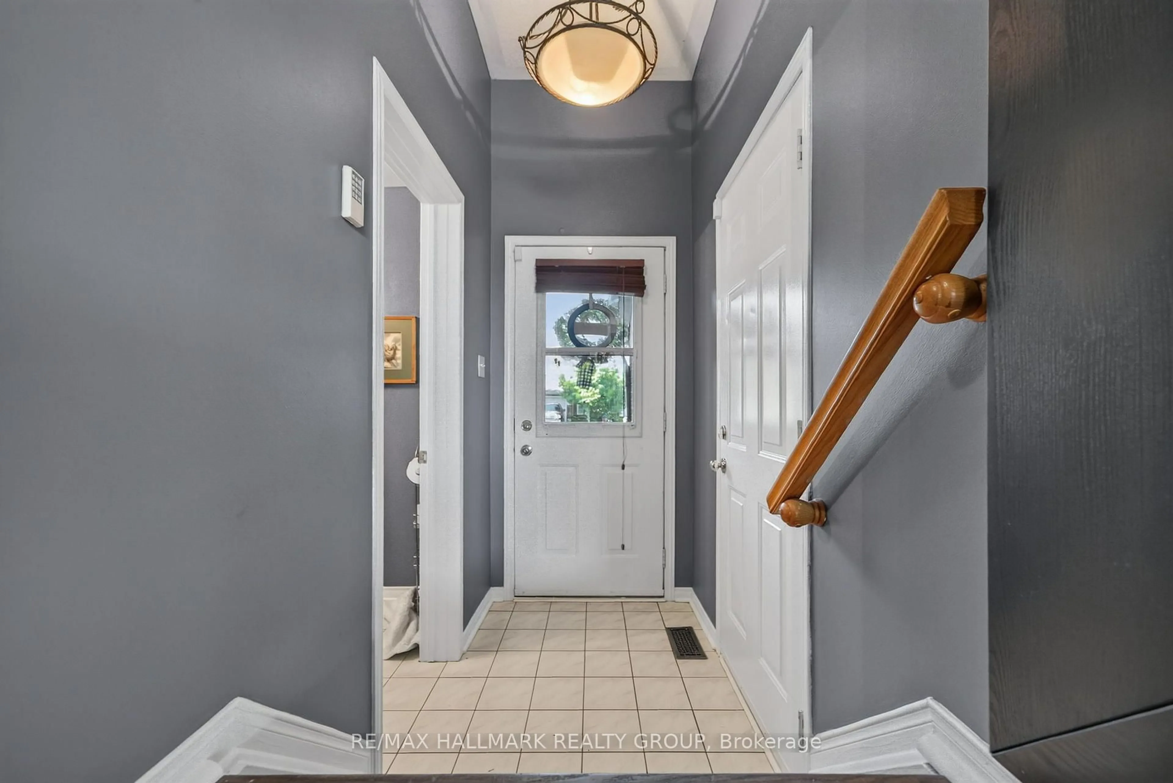 Indoor entryway for 1655 Greywood Dr, Ottawa Ontario K1C 7L9