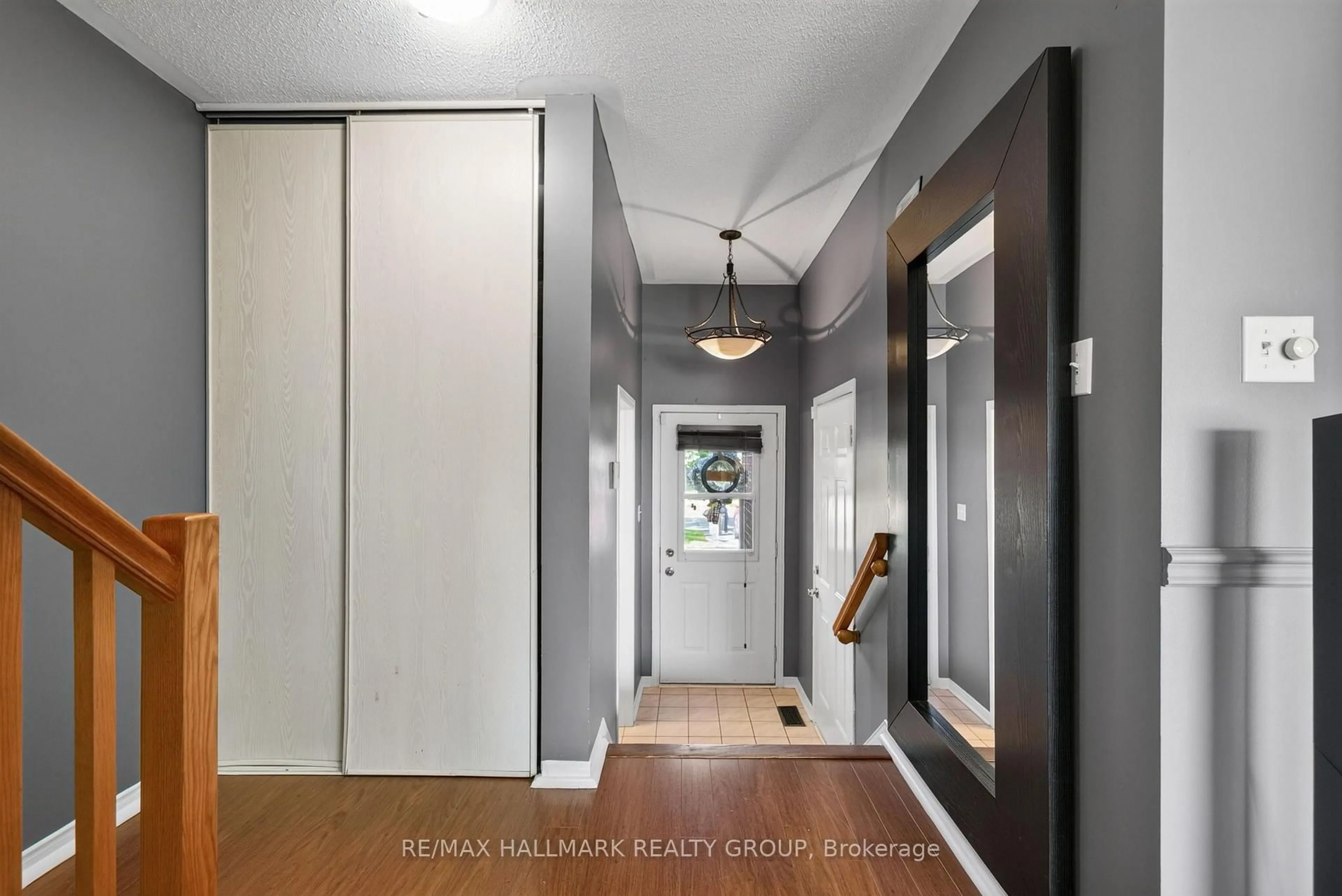 Indoor entryway for 1655 Greywood Dr, Ottawa Ontario K1C 7L9