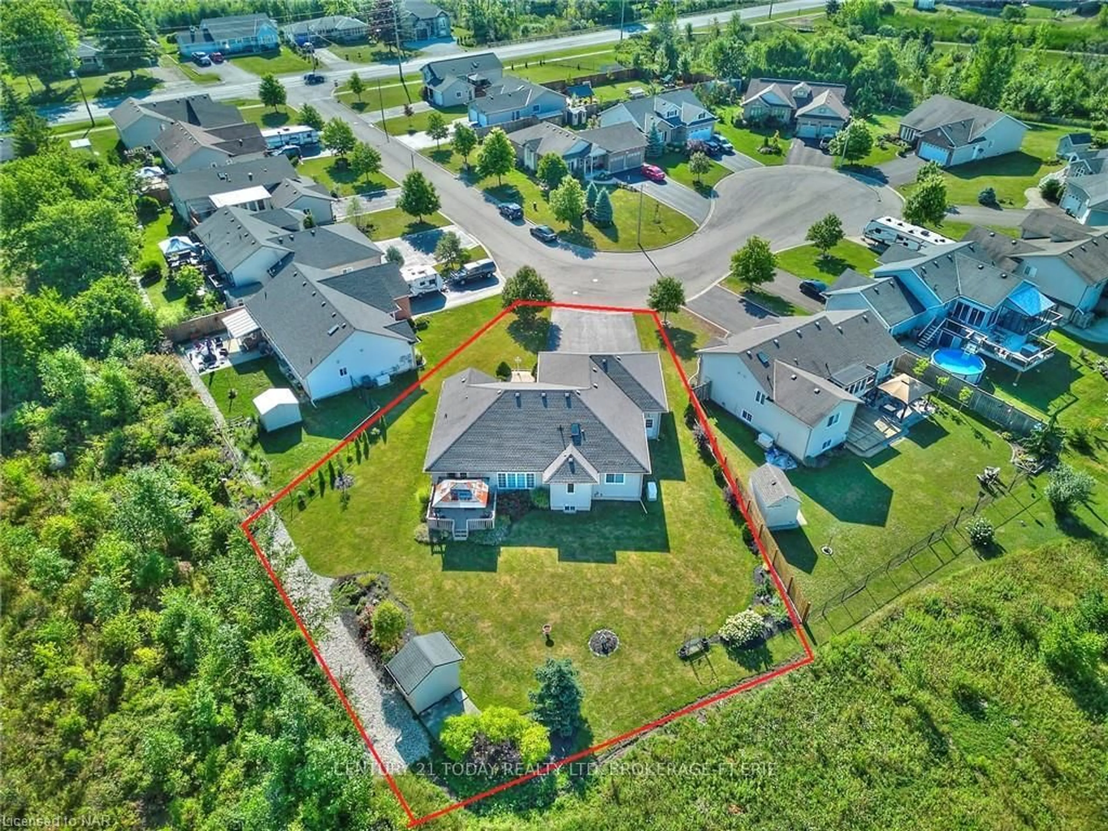 A pic from outside/outdoor area/front of a property/back of a property/a pic from drone, street for 3910 CHRISTINA Crt, Fort Erie Ontario L0S 1N0