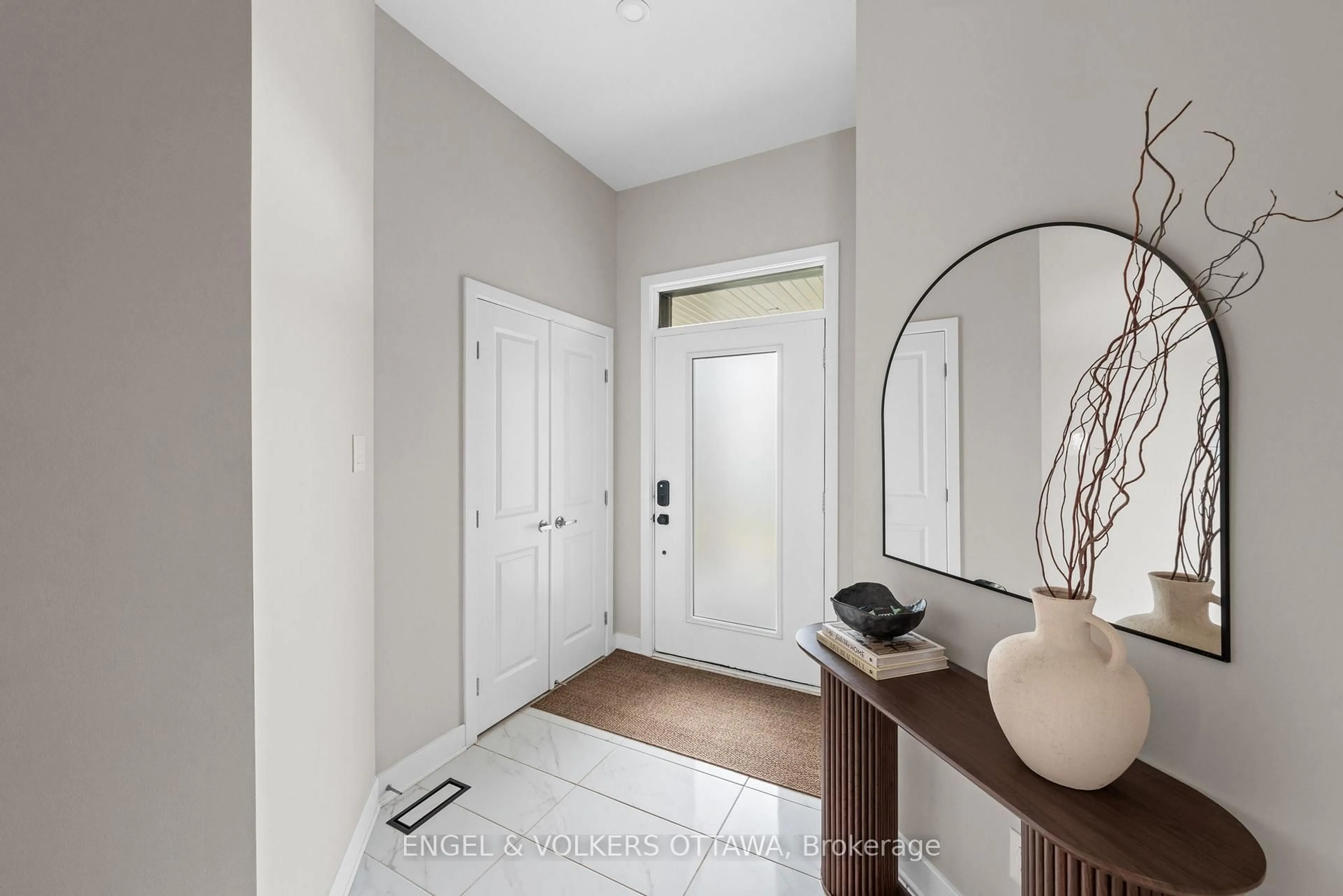 Indoor entryway for 351 Shuttleworth Dr, Ottawa Ontario K1T 0T6