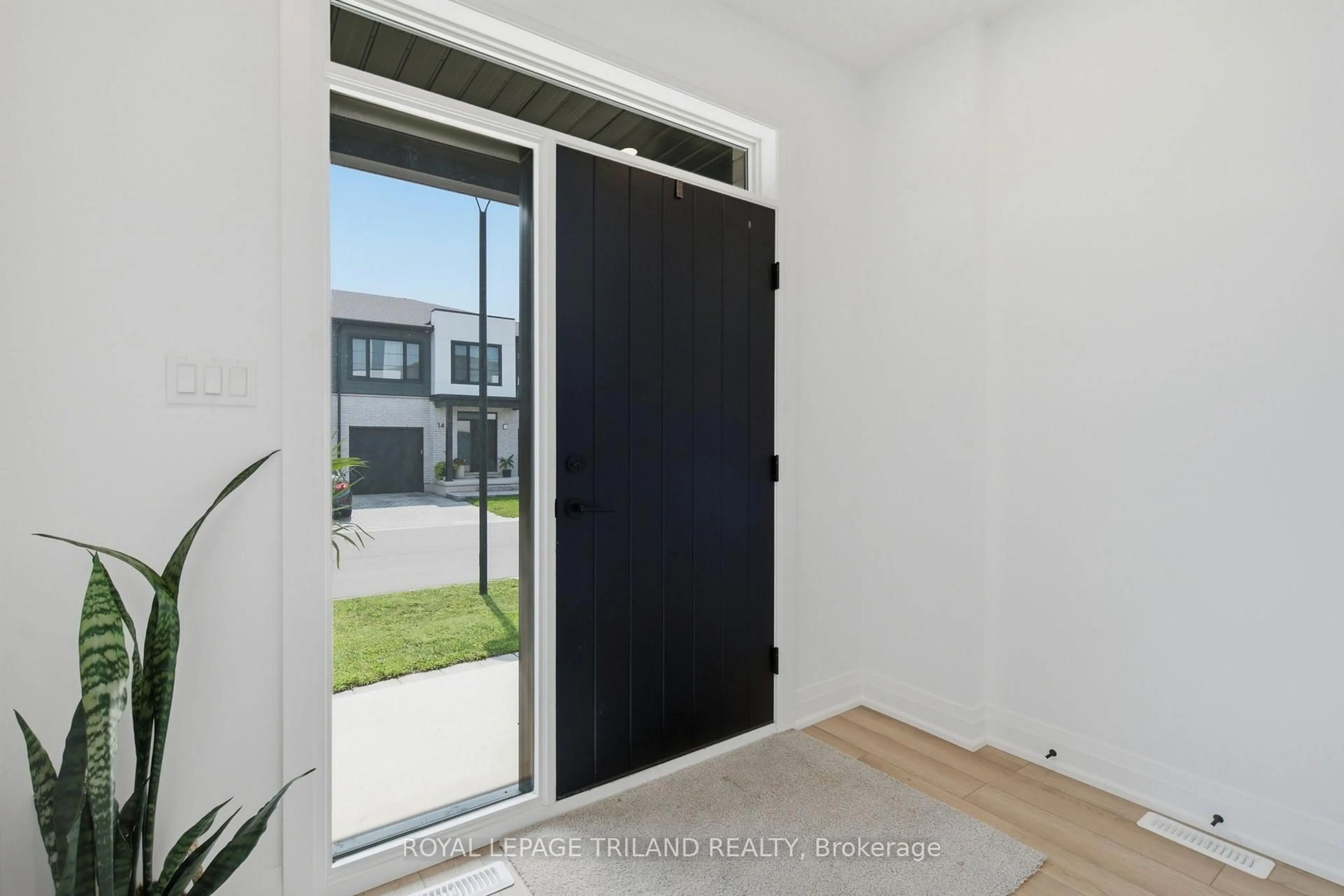 Indoor entryway for 101 Swales Ave #11, Strathroy-Caradoc Ontario N7G 0C1