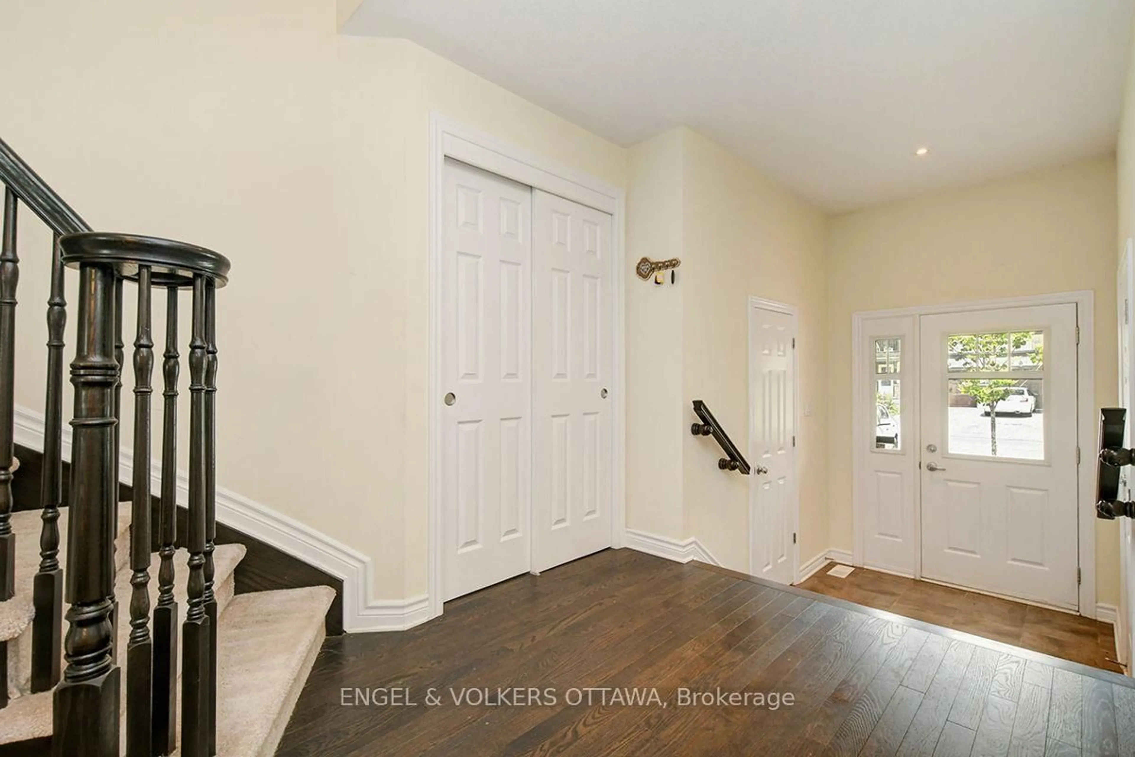 Indoor entryway for 561 Petrichor Cres, Ottawa Ontario K4A 0Y4