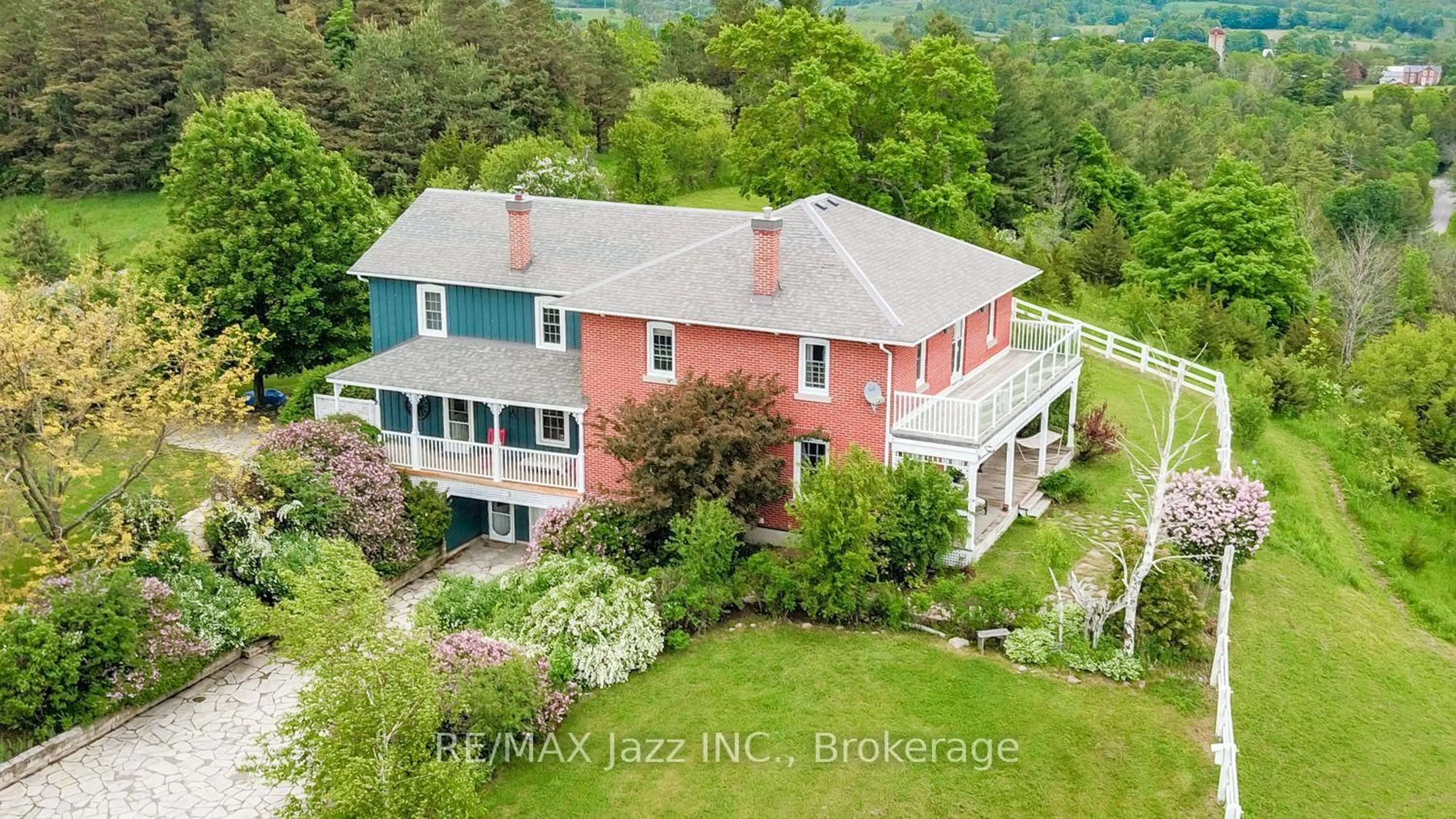 A pic from outside/outdoor area/front of a property/back of a property/a pic from drone, building for 6300 6th Line, Port Hope Ontario L0A 1B0