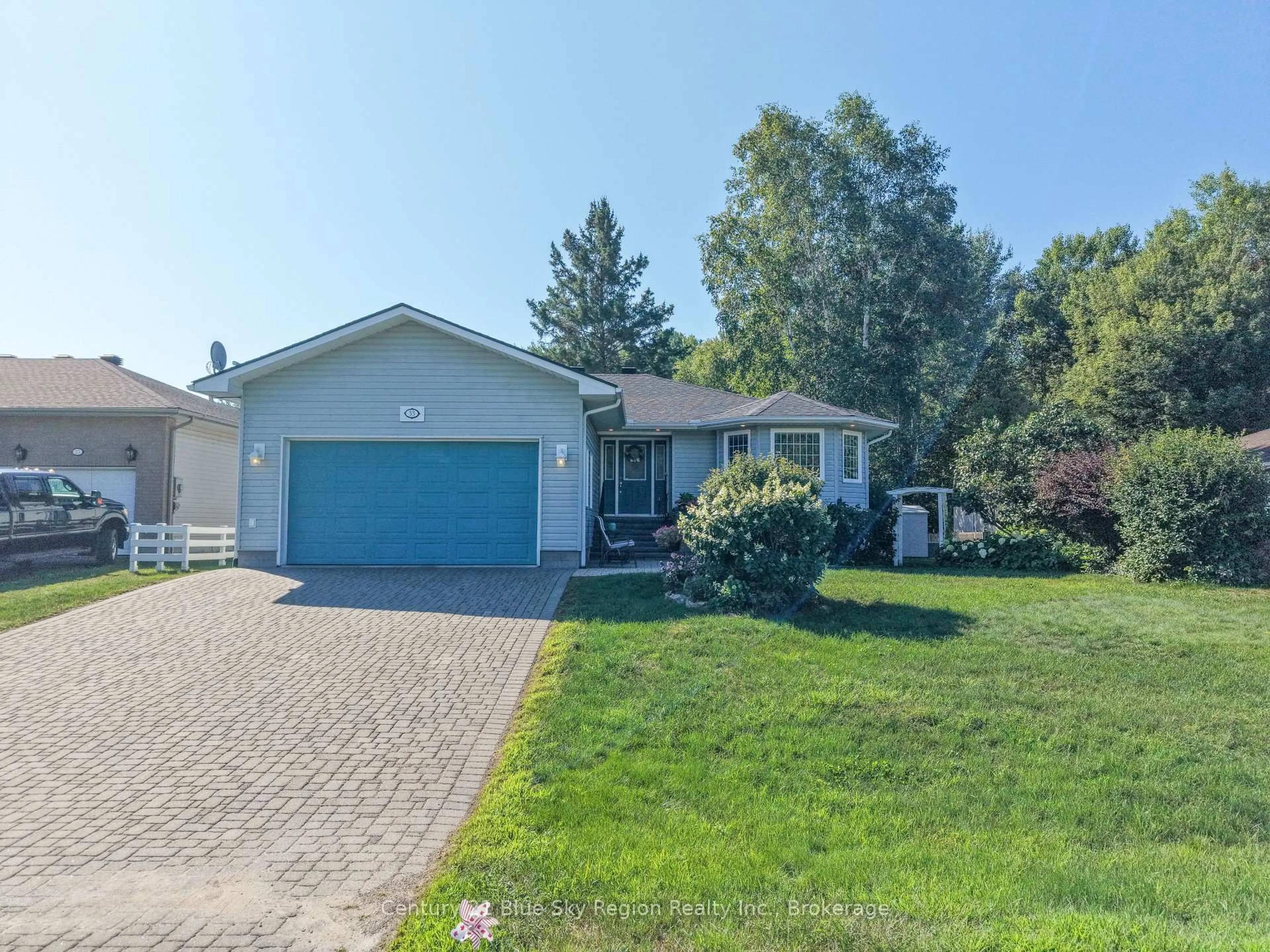 Home with vinyl exterior material, street for 33 Golf Course Rd, Callander Ontario P0H 1H0