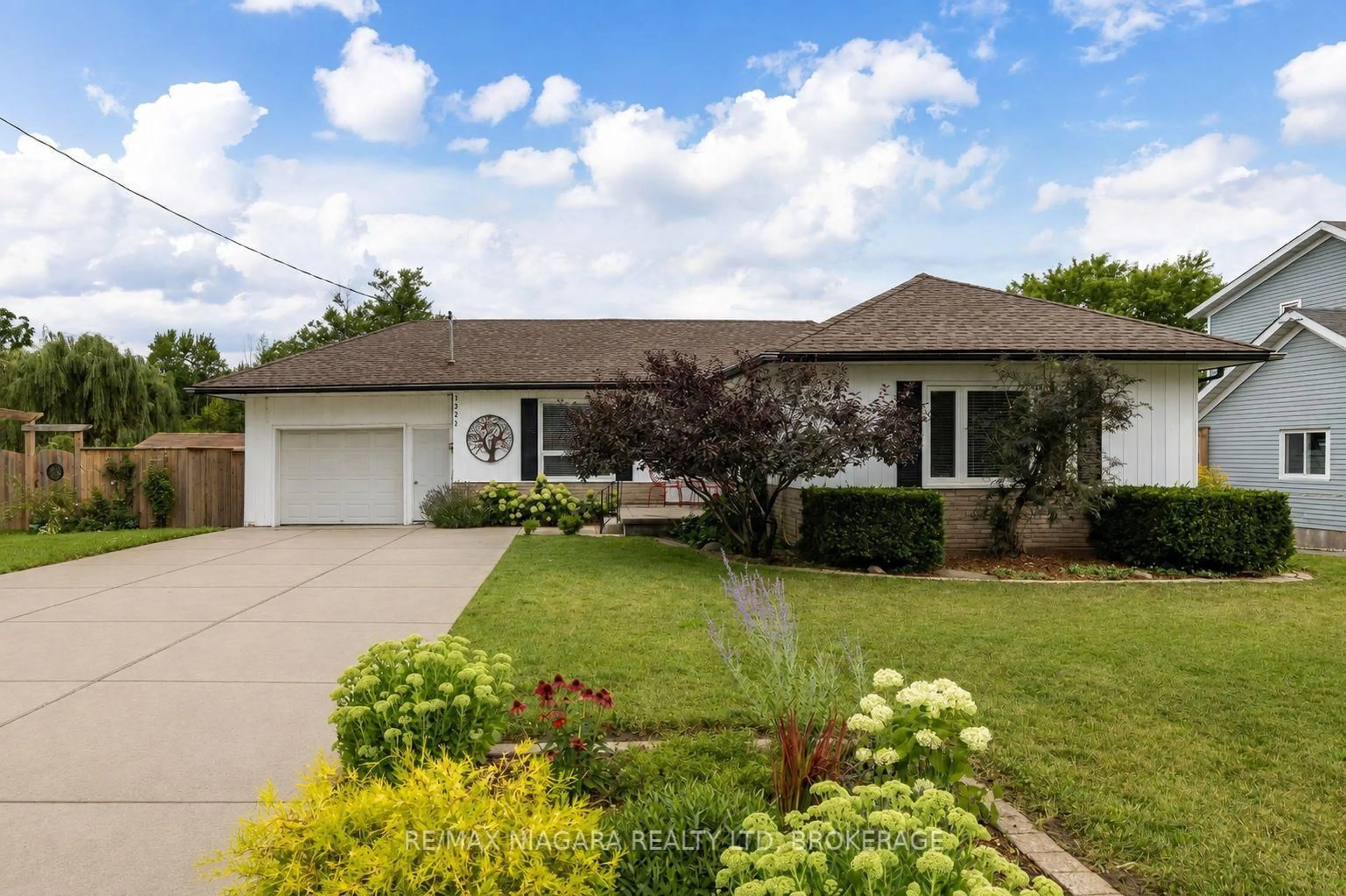 Home with vinyl exterior material, street for 3522 East Main St, Fort Erie Ontario L0S 1S0