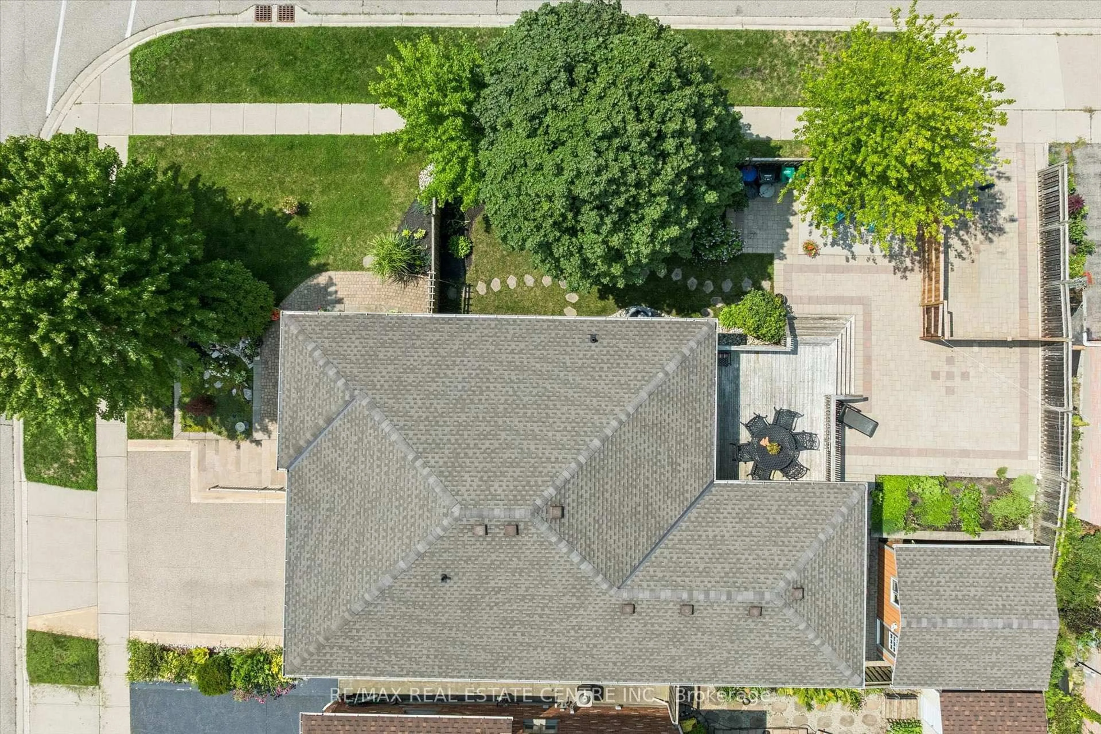 A pic from outside/outdoor area/front of a property/back of a property/a pic from drone, street for 139 Attwood Dr, Cambridge Ontario N1T 2A5