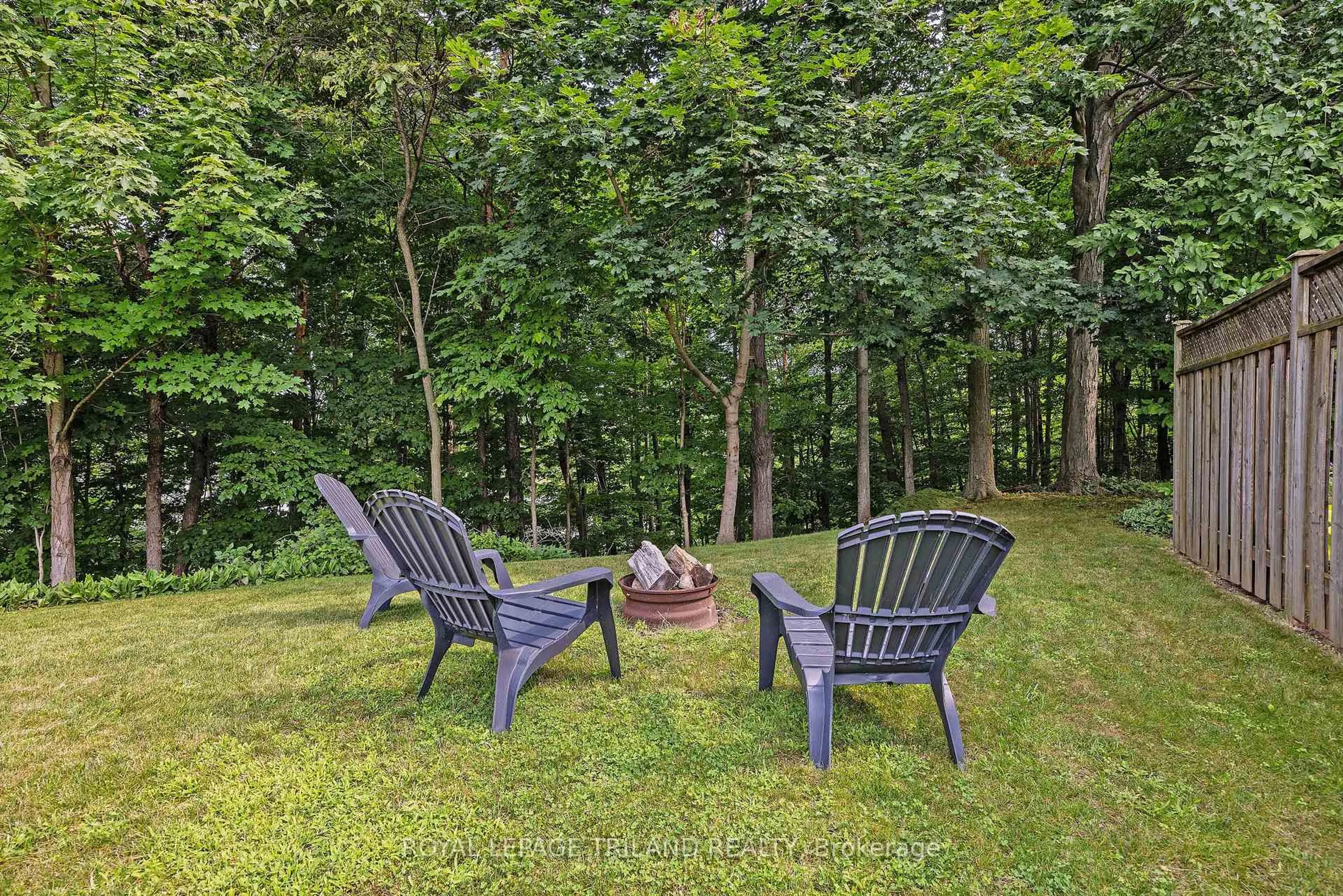 Patio, forest/trees view for 20 Woodhaven Crt, St. Thomas Ontario N5P 3Z3