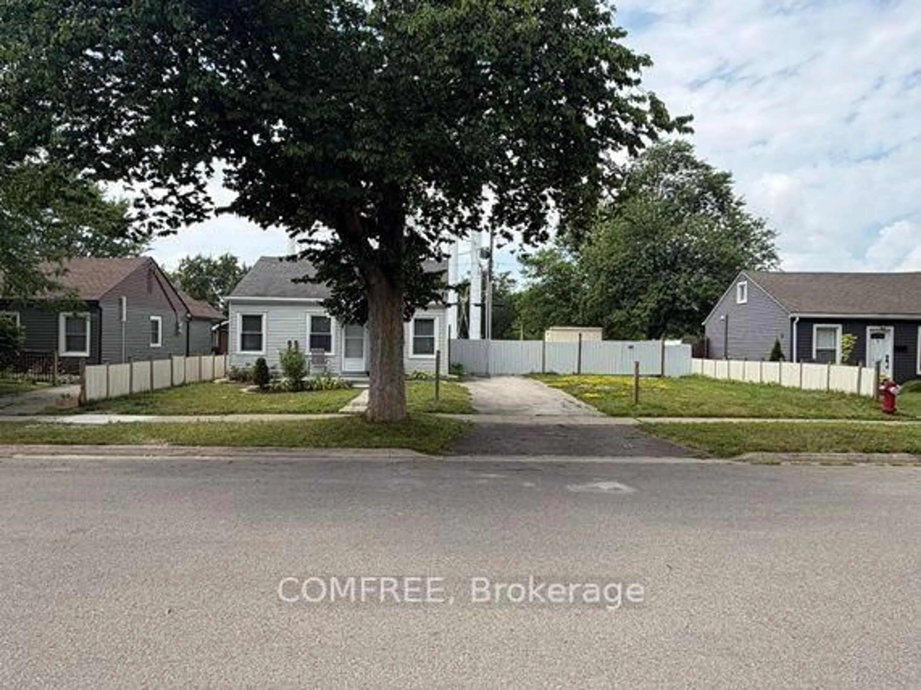 A pic from outside/outdoor area/front of a property/back of a property/a pic from drone, street for 142 Mcarthur Ave, Welland Ontario L3B 2J9