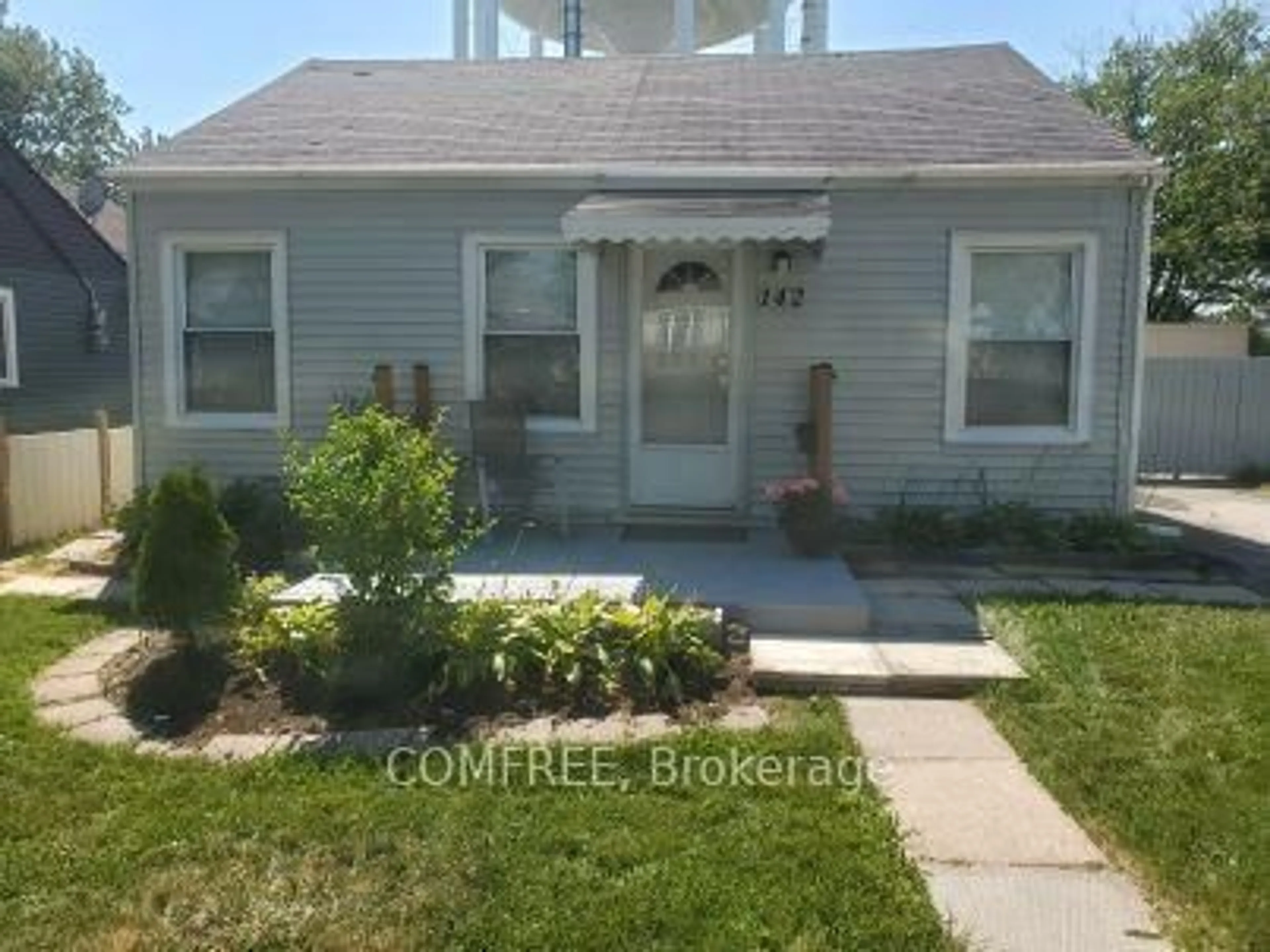 Home with vinyl exterior material, street for 142 Mcarthur Ave, Welland Ontario L3B 2J9
