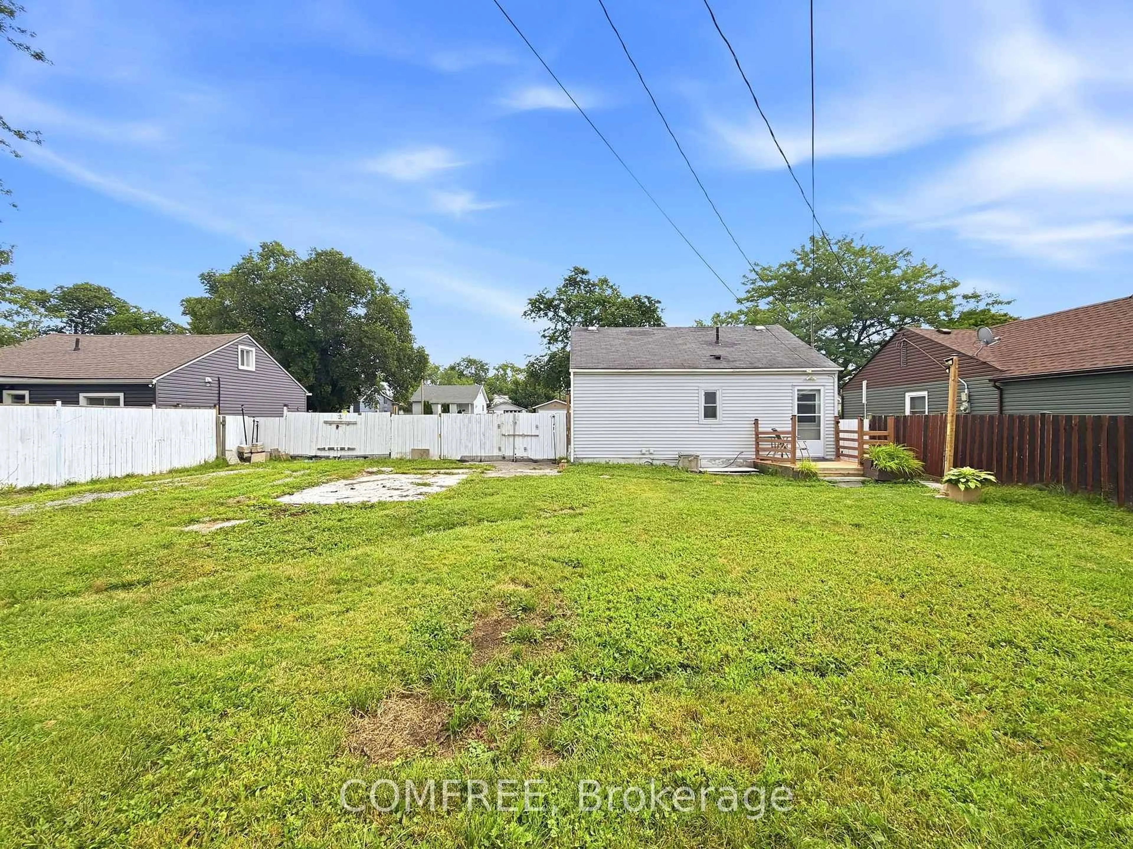 A pic from outside/outdoor area/front of a property/back of a property/a pic from drone, street for 142 Mcarthur Ave, Welland Ontario L3B 2J9