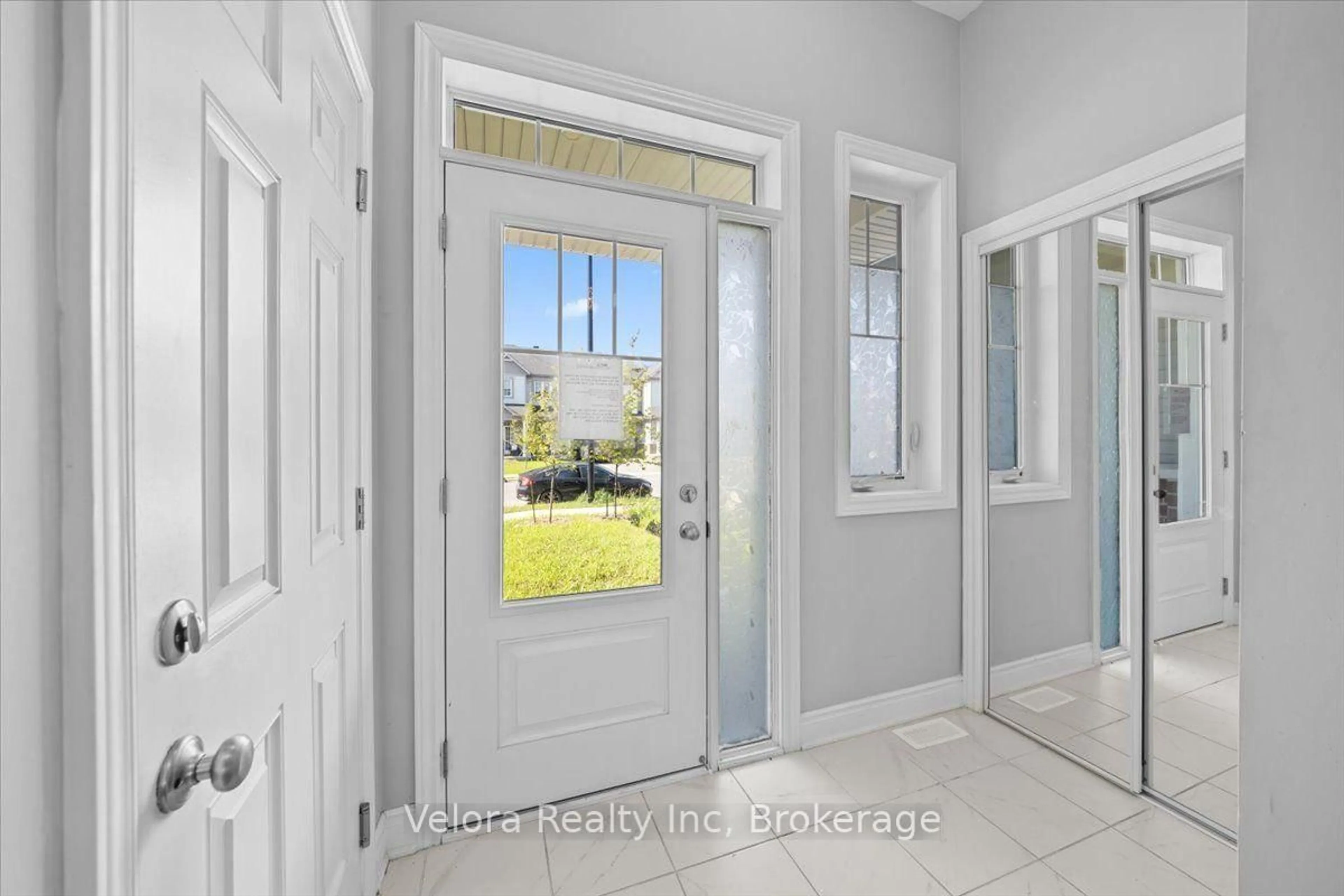 Indoor entryway for 557 Flagstaff Dr, Ottawa Ontario K2J 7B3