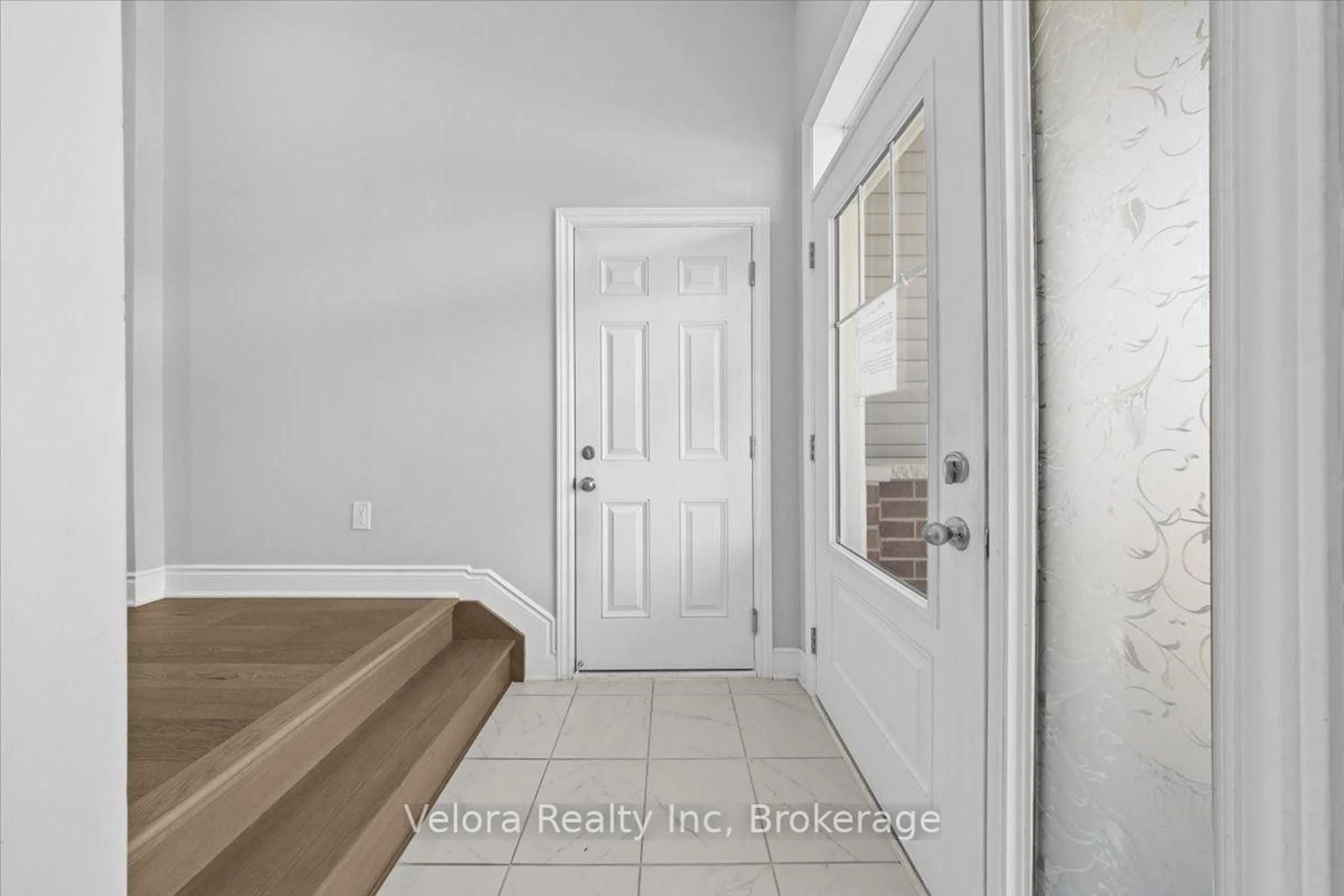 Indoor entryway for 557 Flagstaff Dr, Ottawa Ontario K2J 7B3