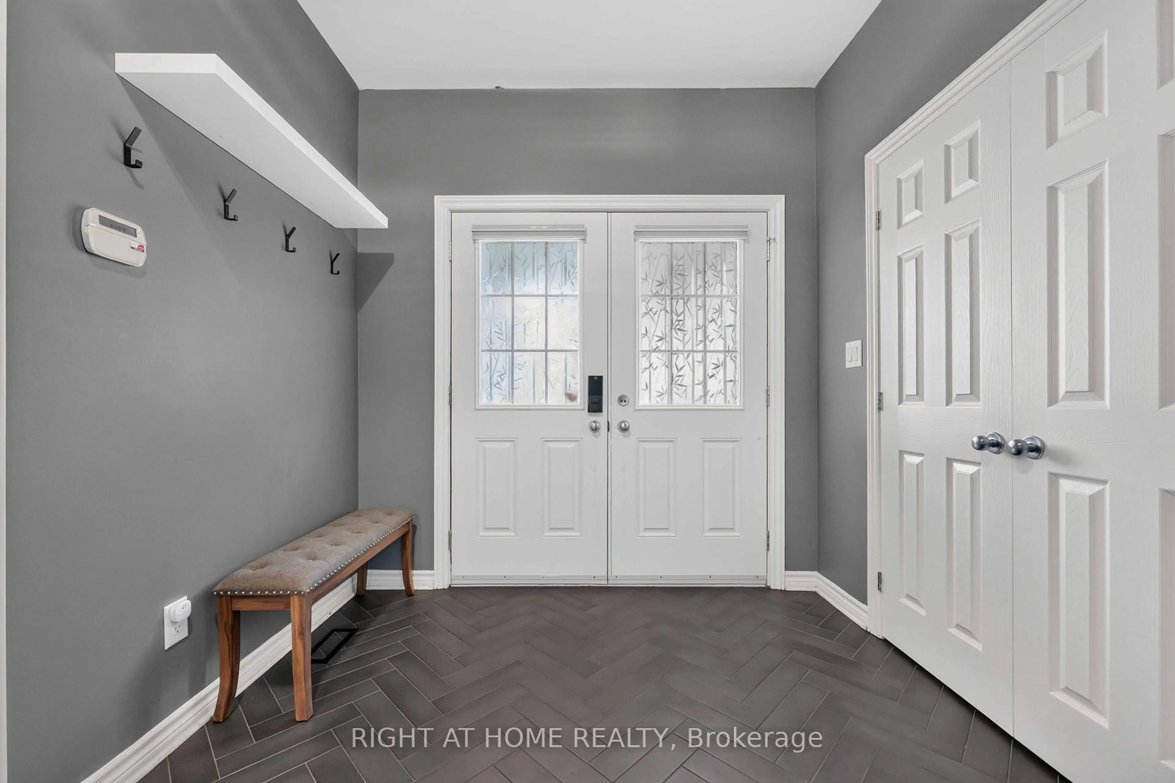 Indoor entryway for 168 Steeple Chase Dr, Ottawa Ontario K2M 2Z4