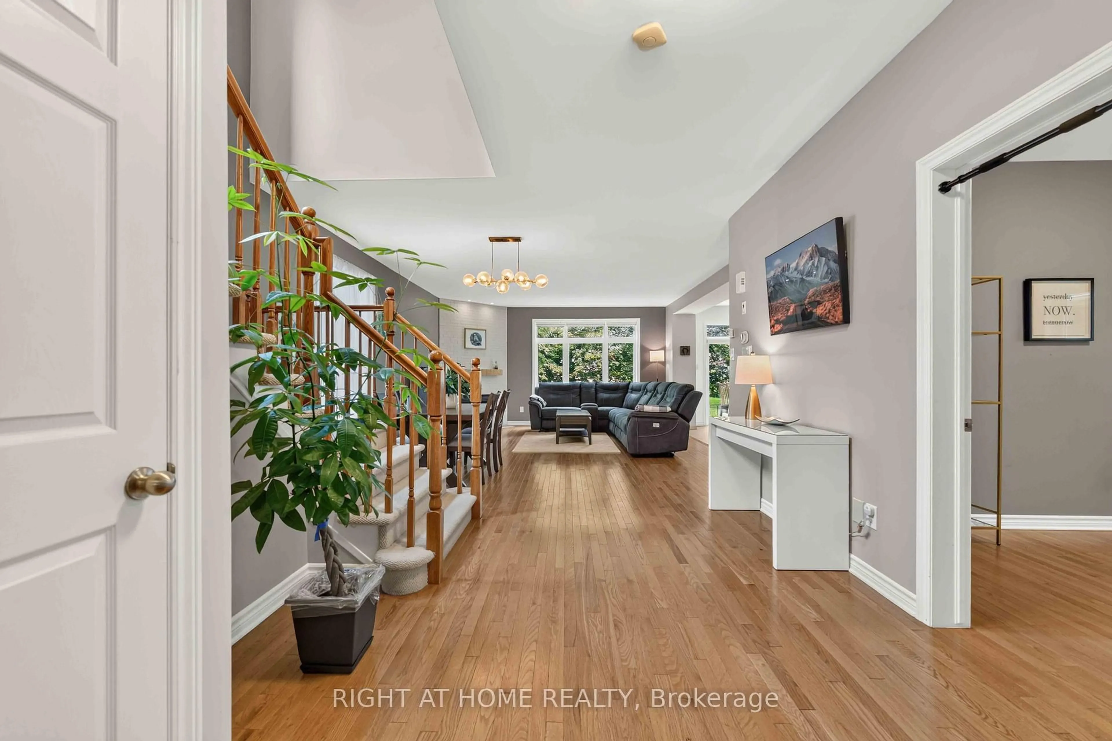 Indoor foyer for 168 Steeple Chase Dr, Ottawa Ontario K2M 2Z4