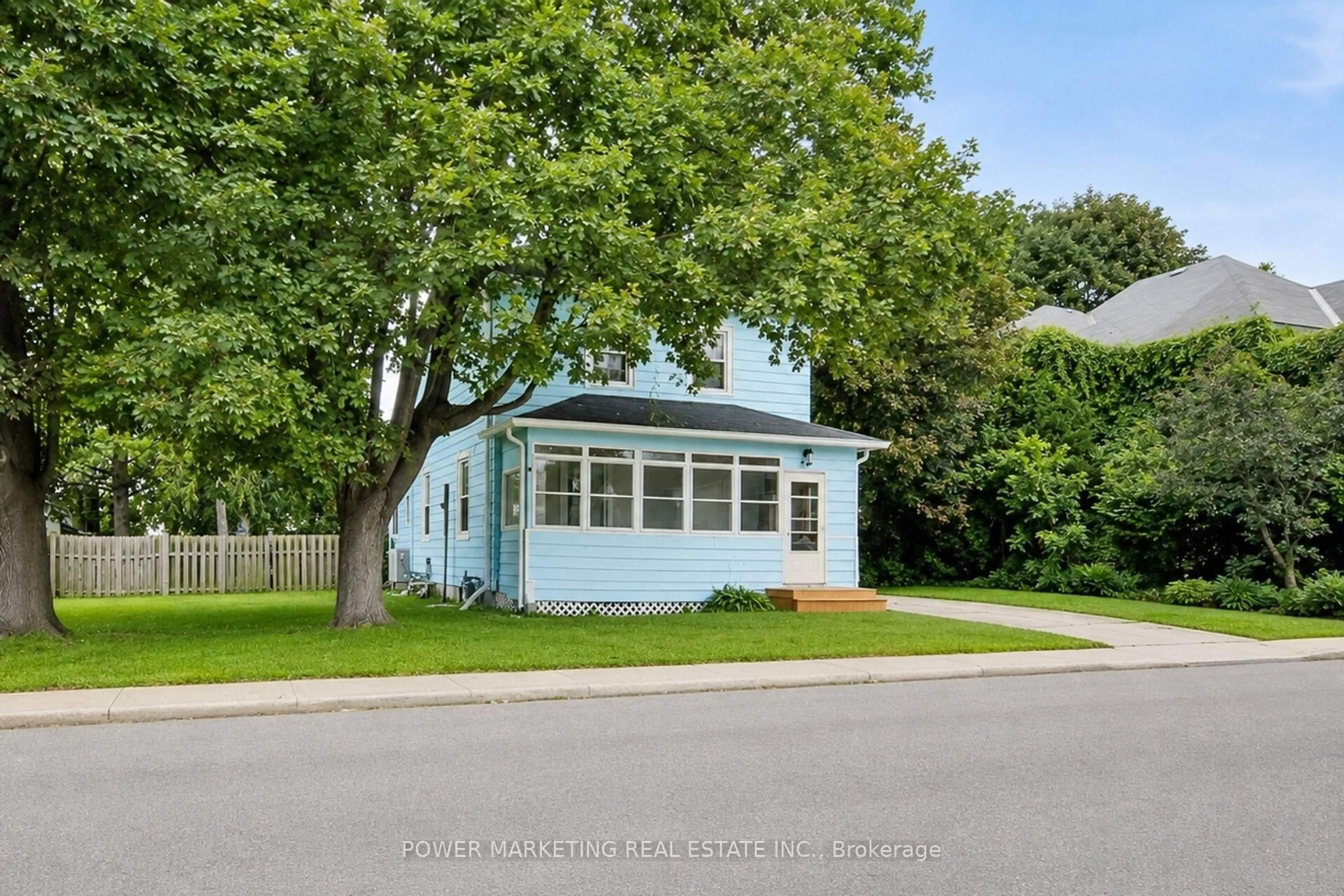 Home with vinyl exterior material, street for 28 MONTAGUE St, Smiths Falls Ontario K7A 2M1