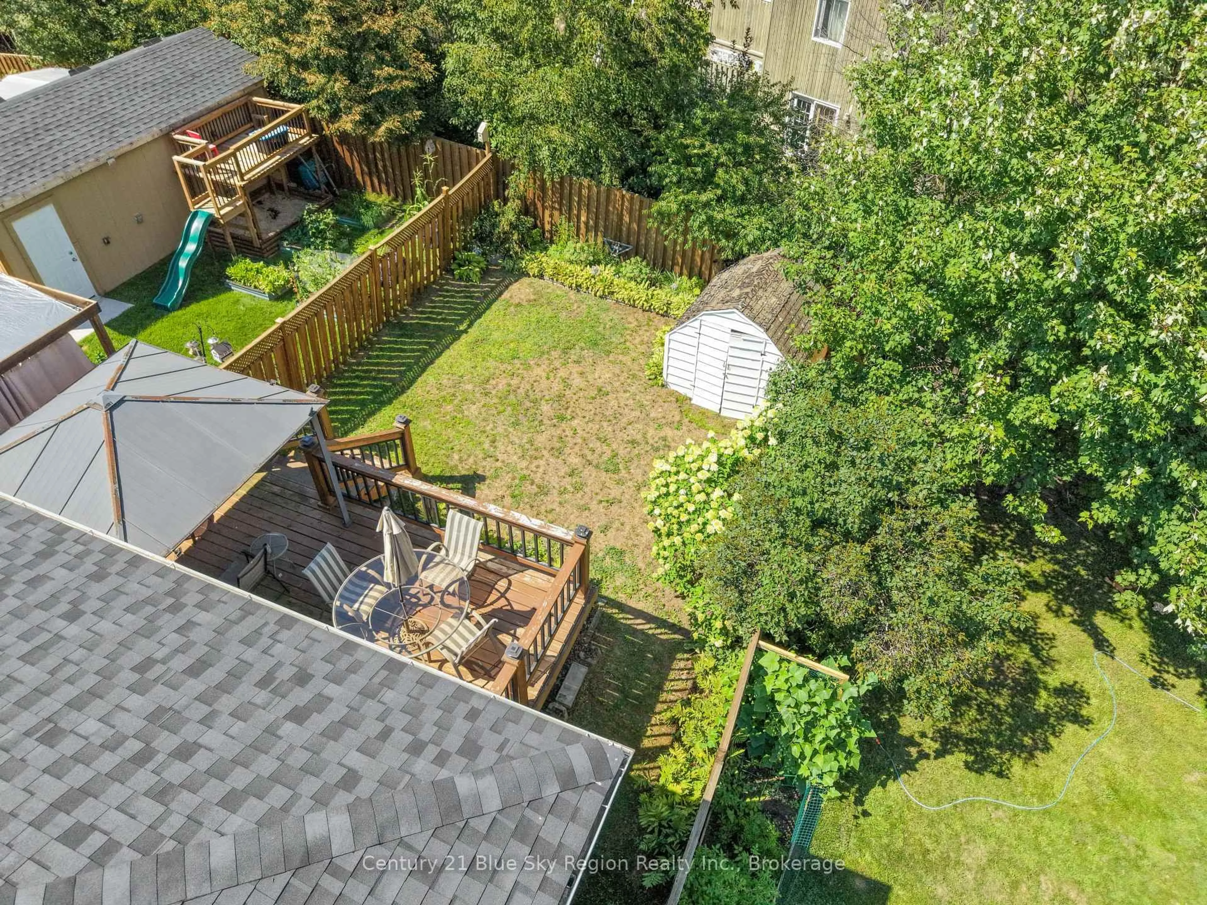 A pic from outside/outdoor area/front of a property/back of a property/a pic from drone, unknown for 140 Massey Dr, North Bay Ontario P1A 4G4